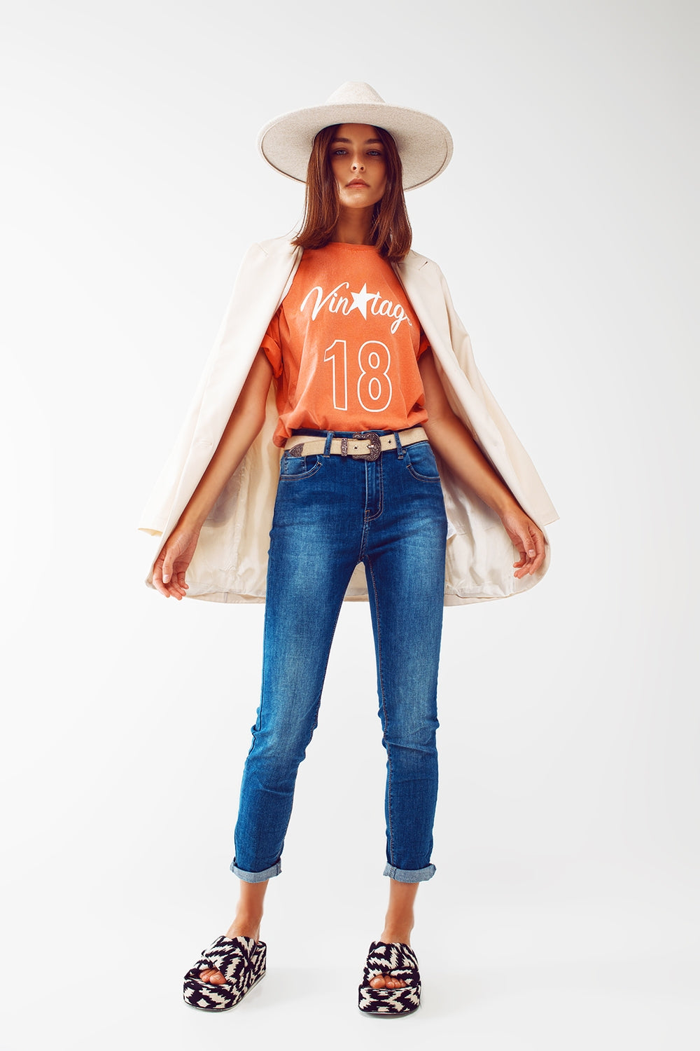 T-Shirt com Texto Vintage 18 em laranja