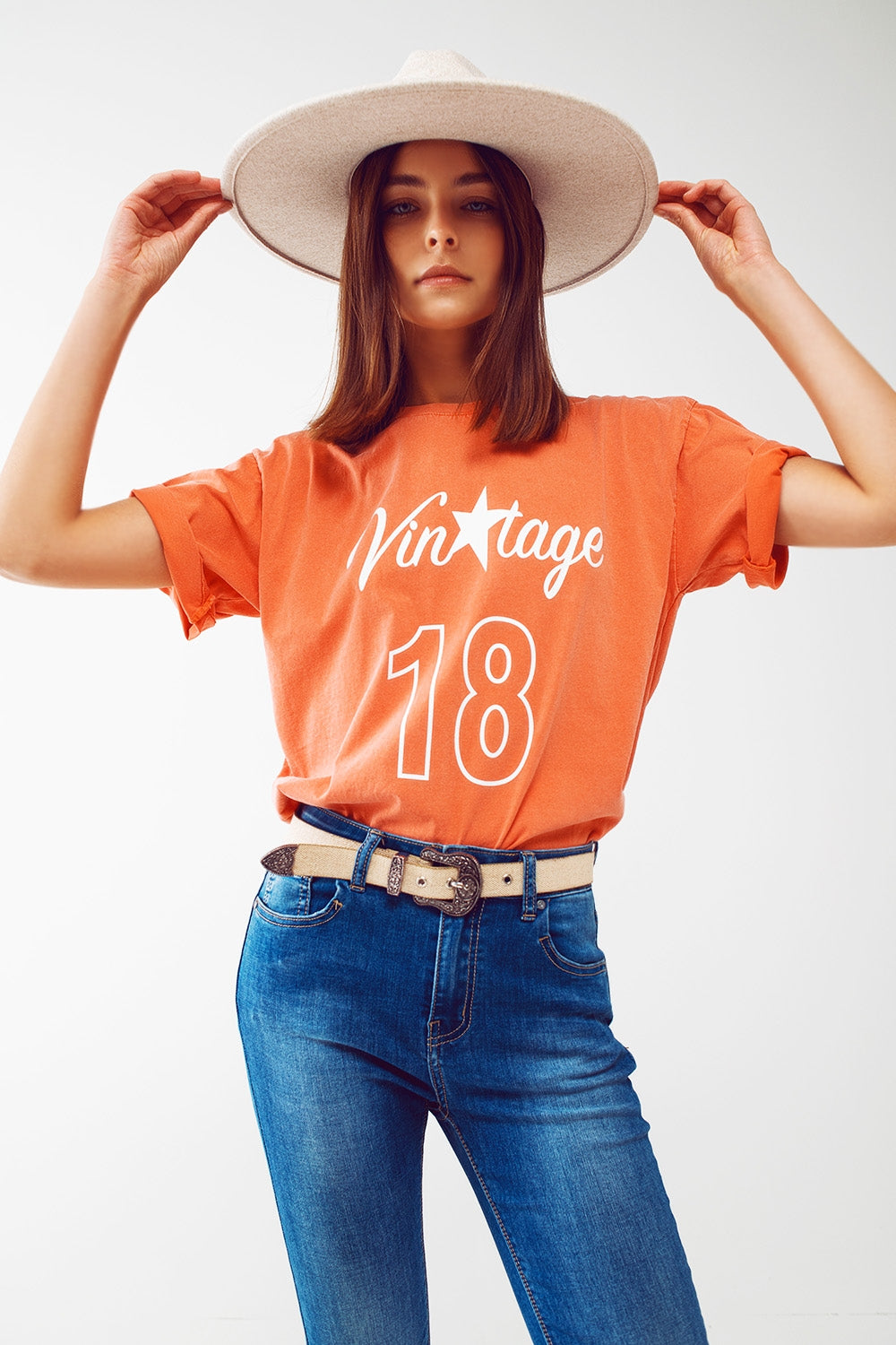 T-Shirt com Texto Vintage 18 em laranja
