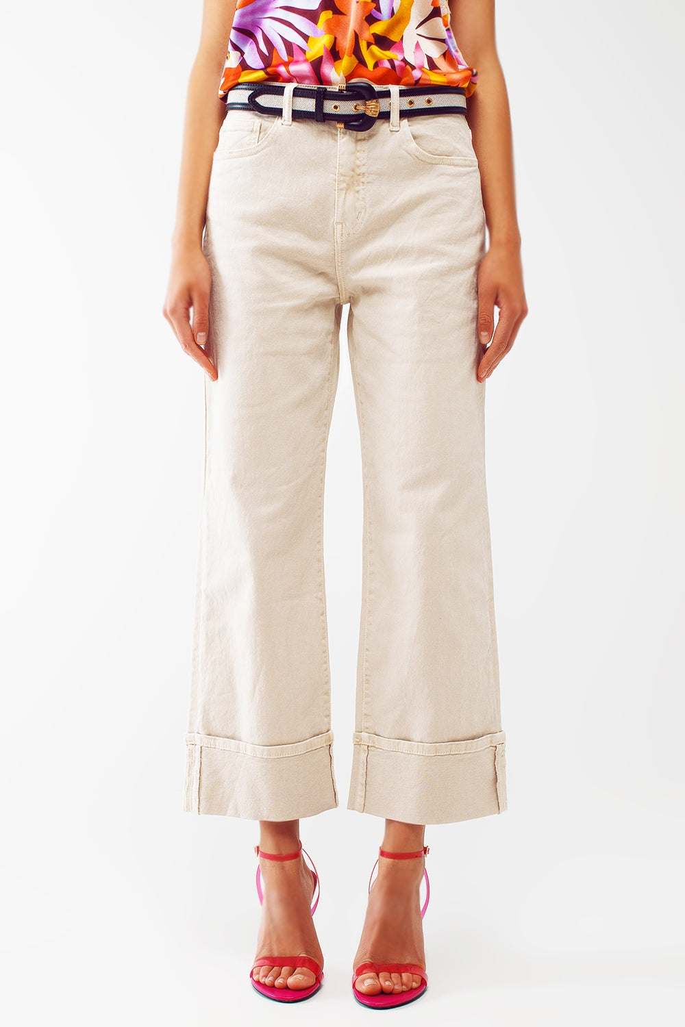 Calça jeans de perna reta com barra cortada em bege