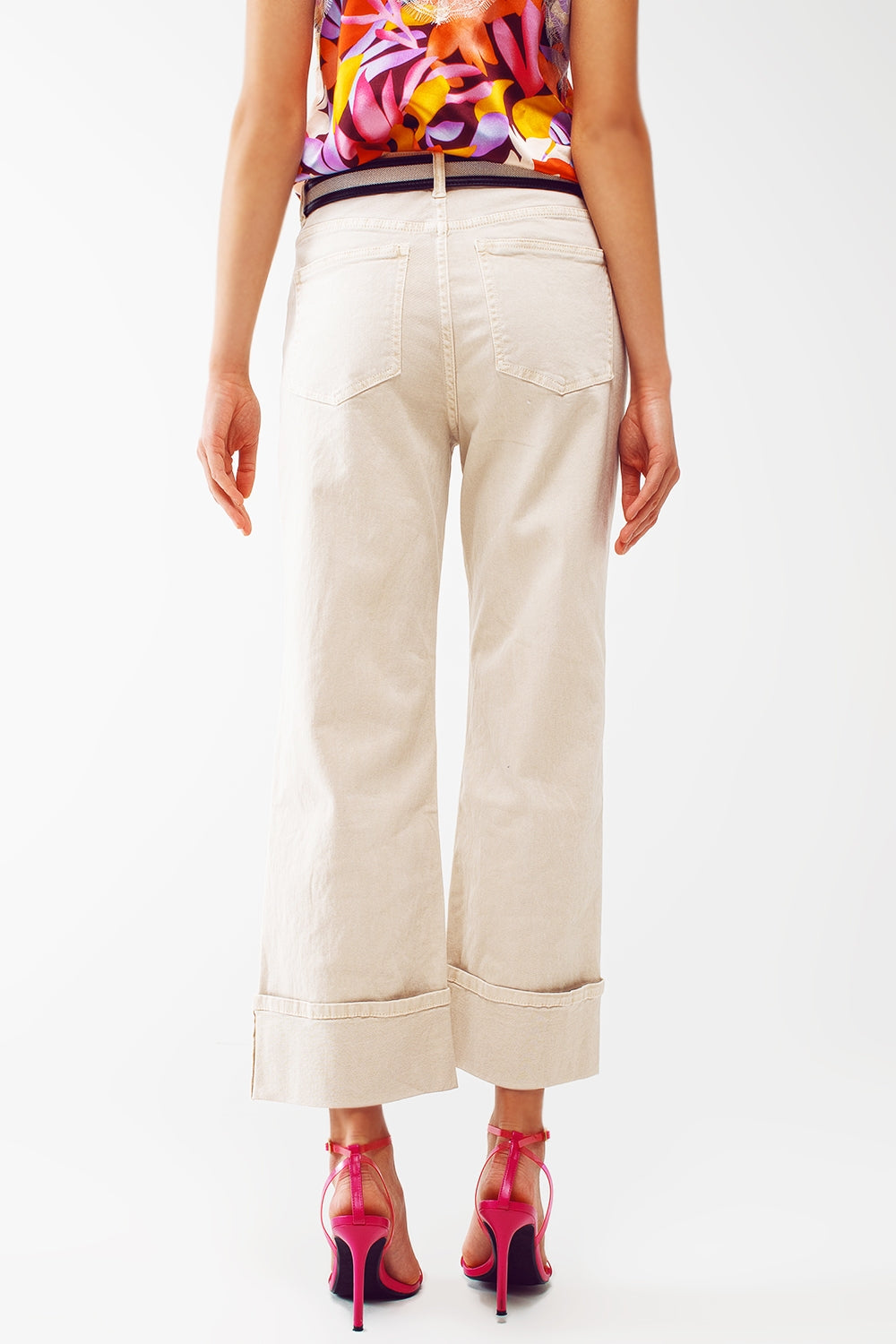 Calça jeans de perna reta com barra cortada em bege