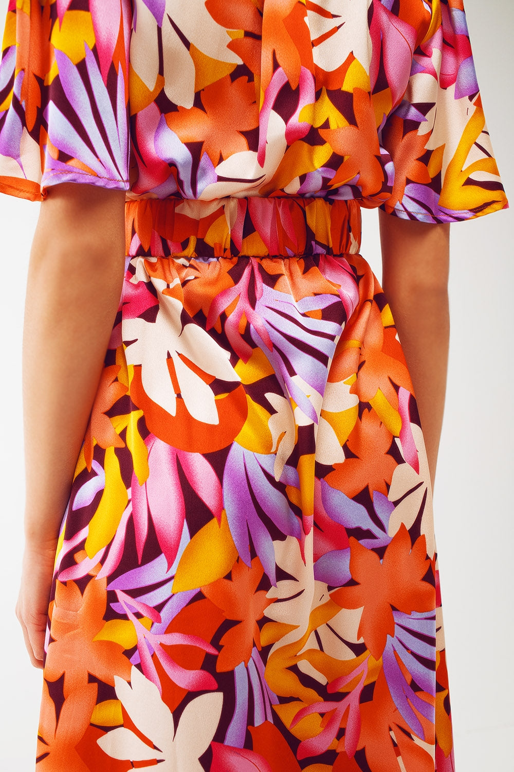 Vestido longo plissado com decote em V multicolorido