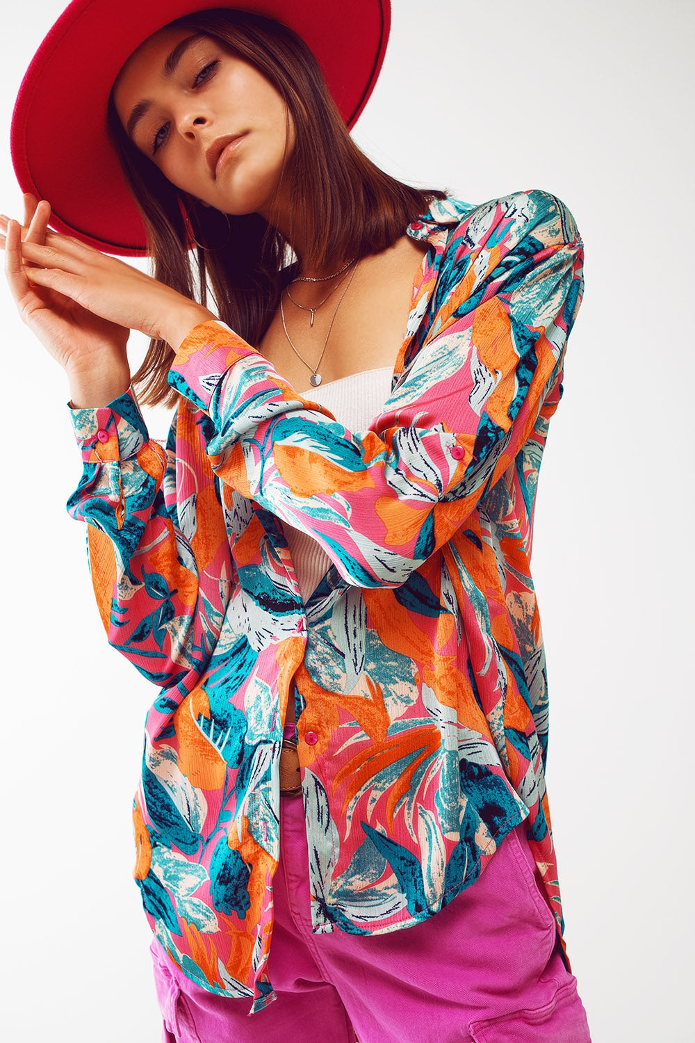 Camisa de cetim com estampa floral em laranja