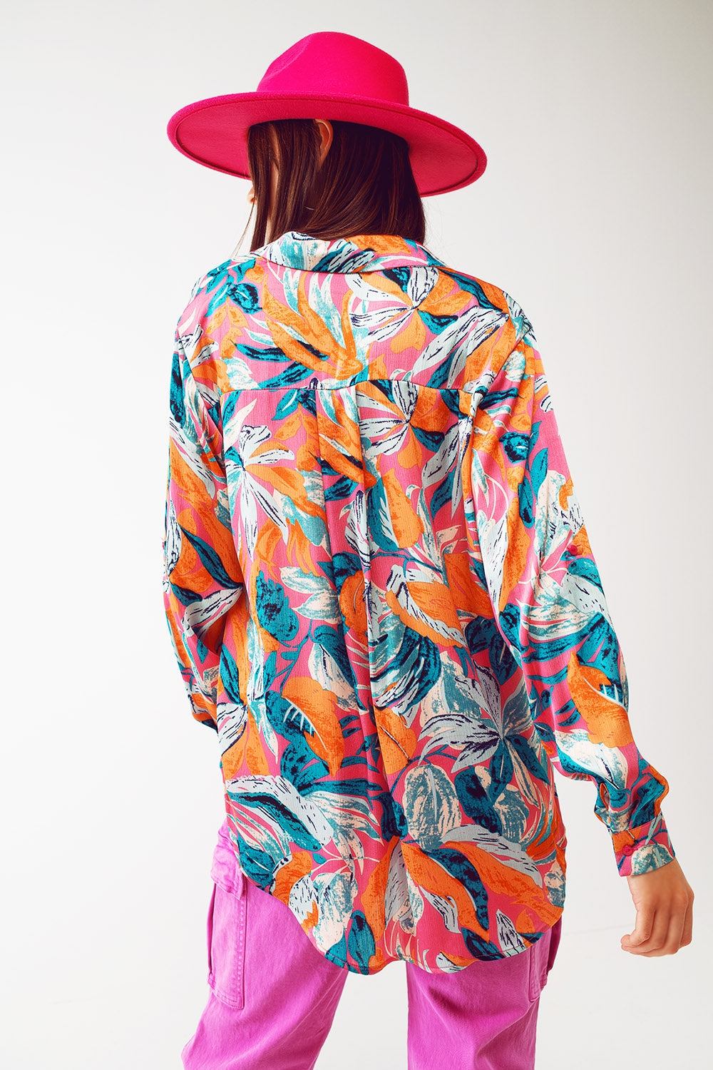 Camisa de cetim com estampa floral em laranja