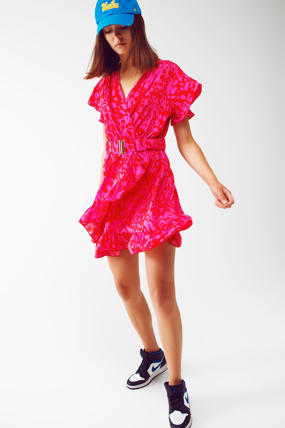 Vestido mini com estampado animal cinto e modelo cruzado em fúcsia
