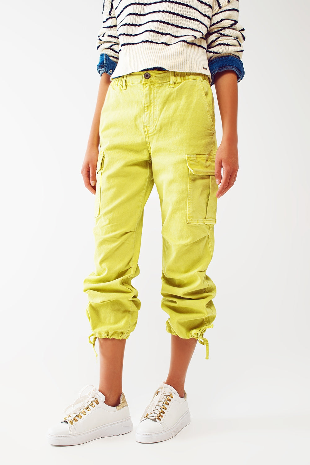 Calça cargo com pontas de borlas em lime
