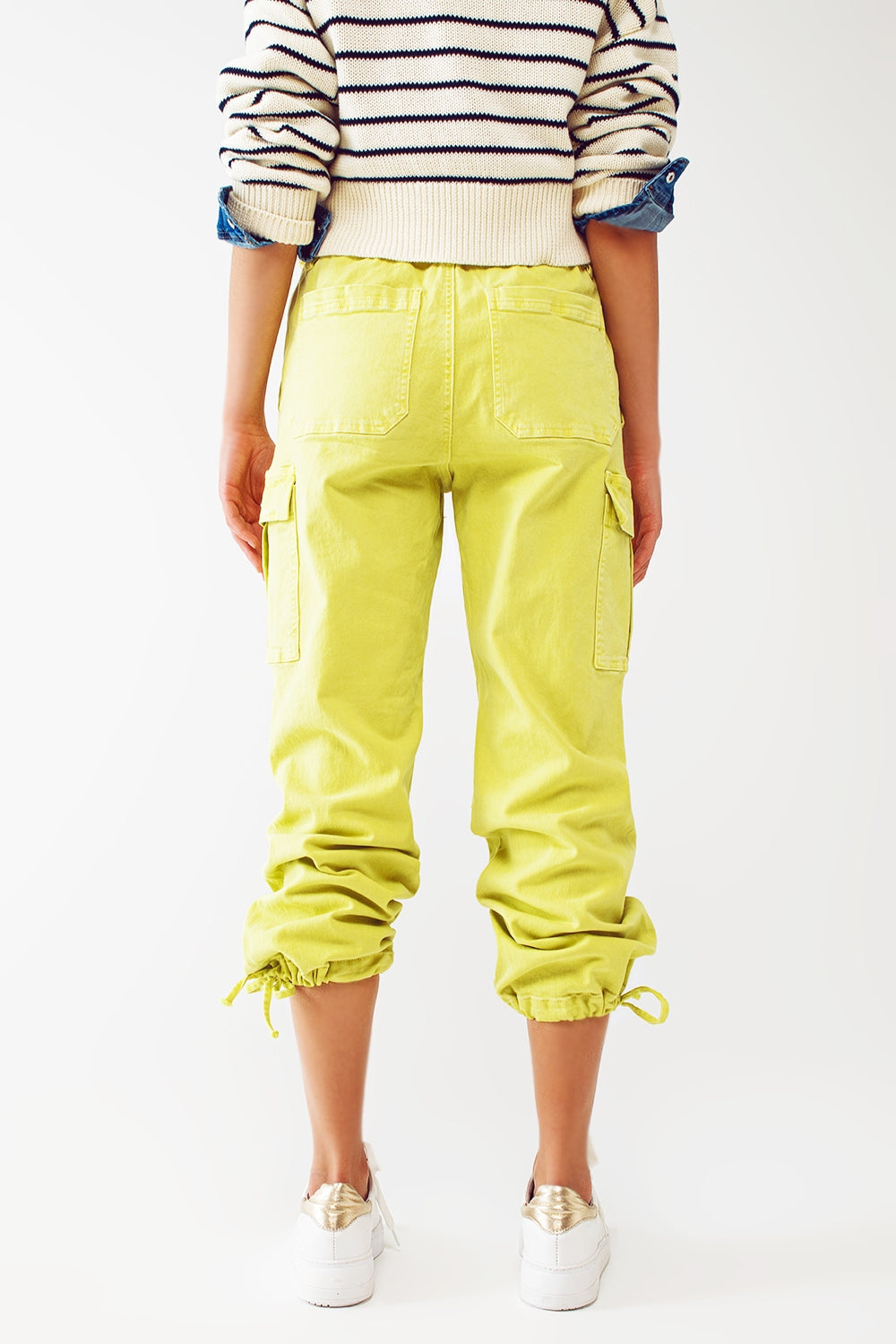 Calça cargo com pontas de borlas em lime