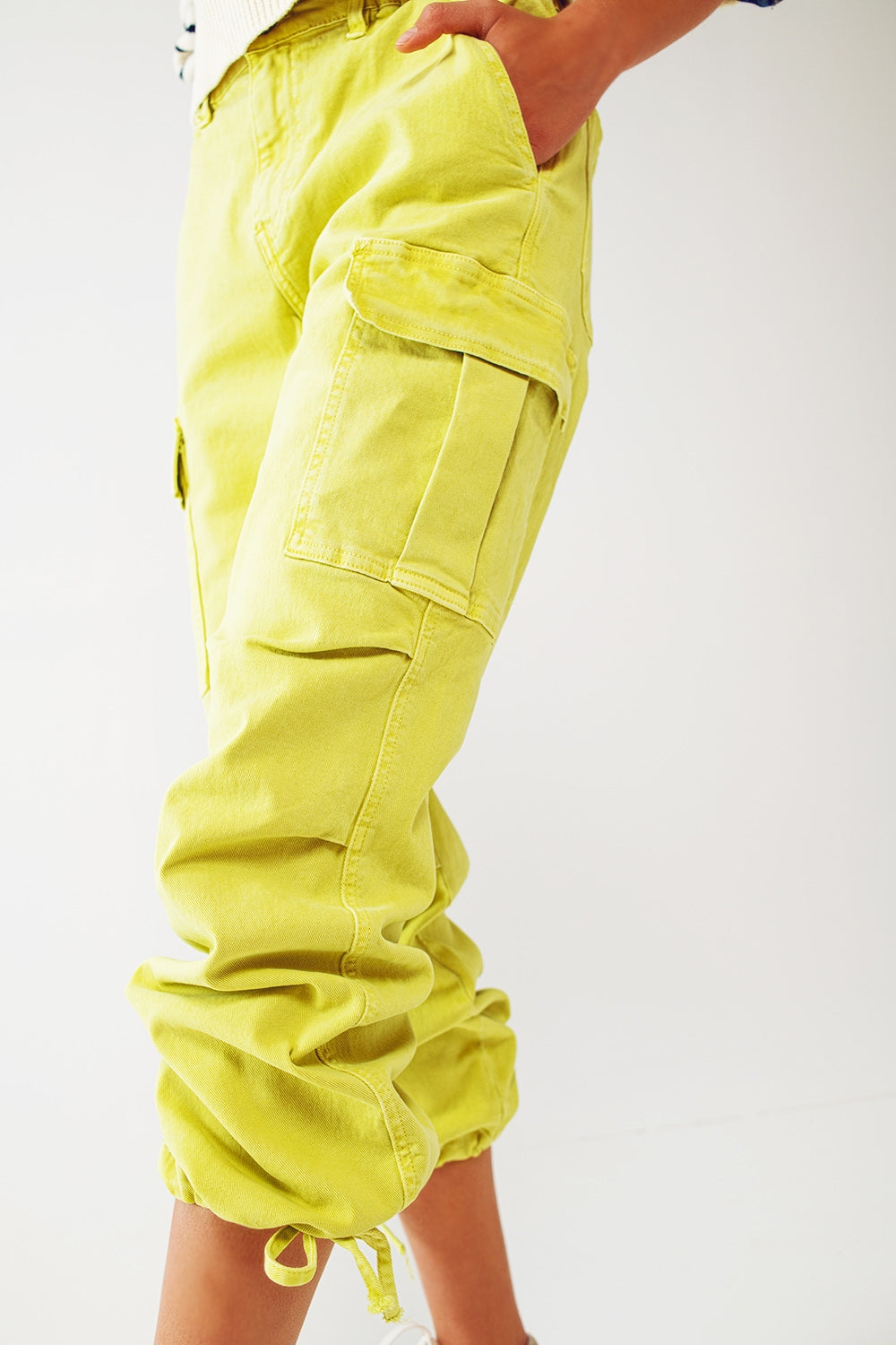 Calça cargo com pontas de borlas em lime
