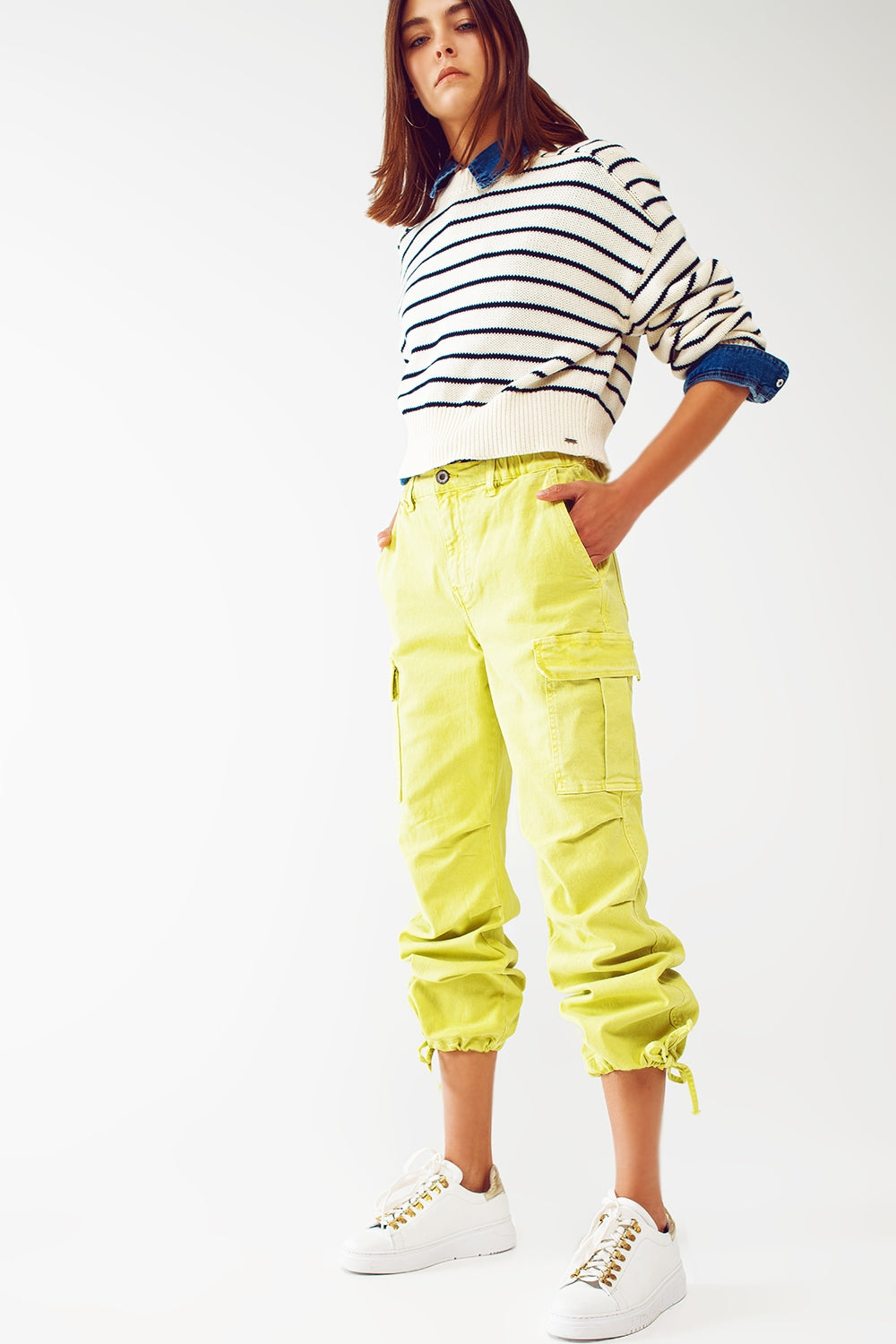 Calça cargo com pontas de borlas em lime