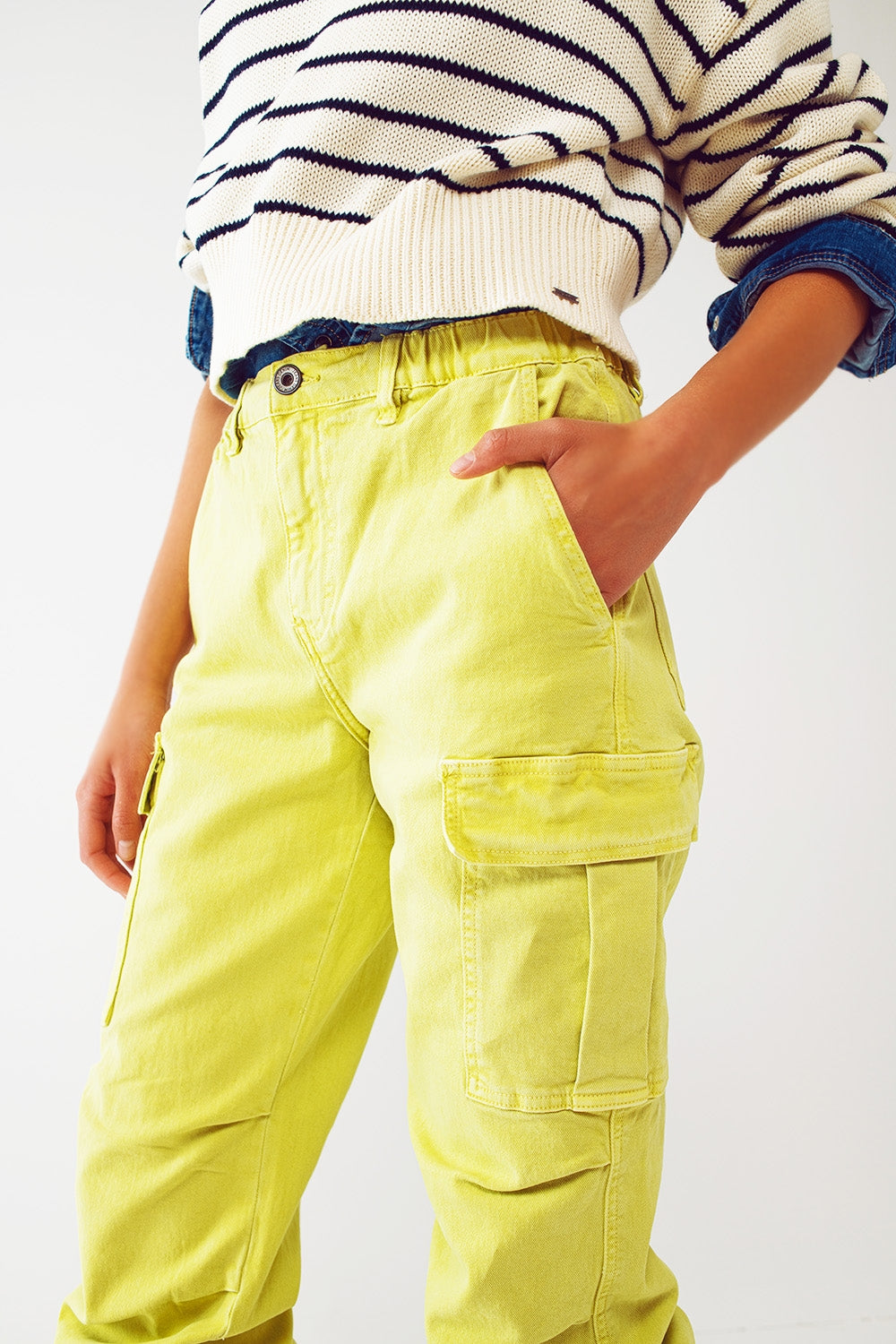 Calça cargo com pontas de borlas em lime