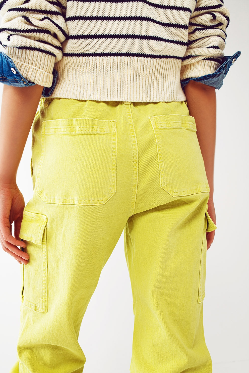 Calça cargo com pontas de borlas em lime