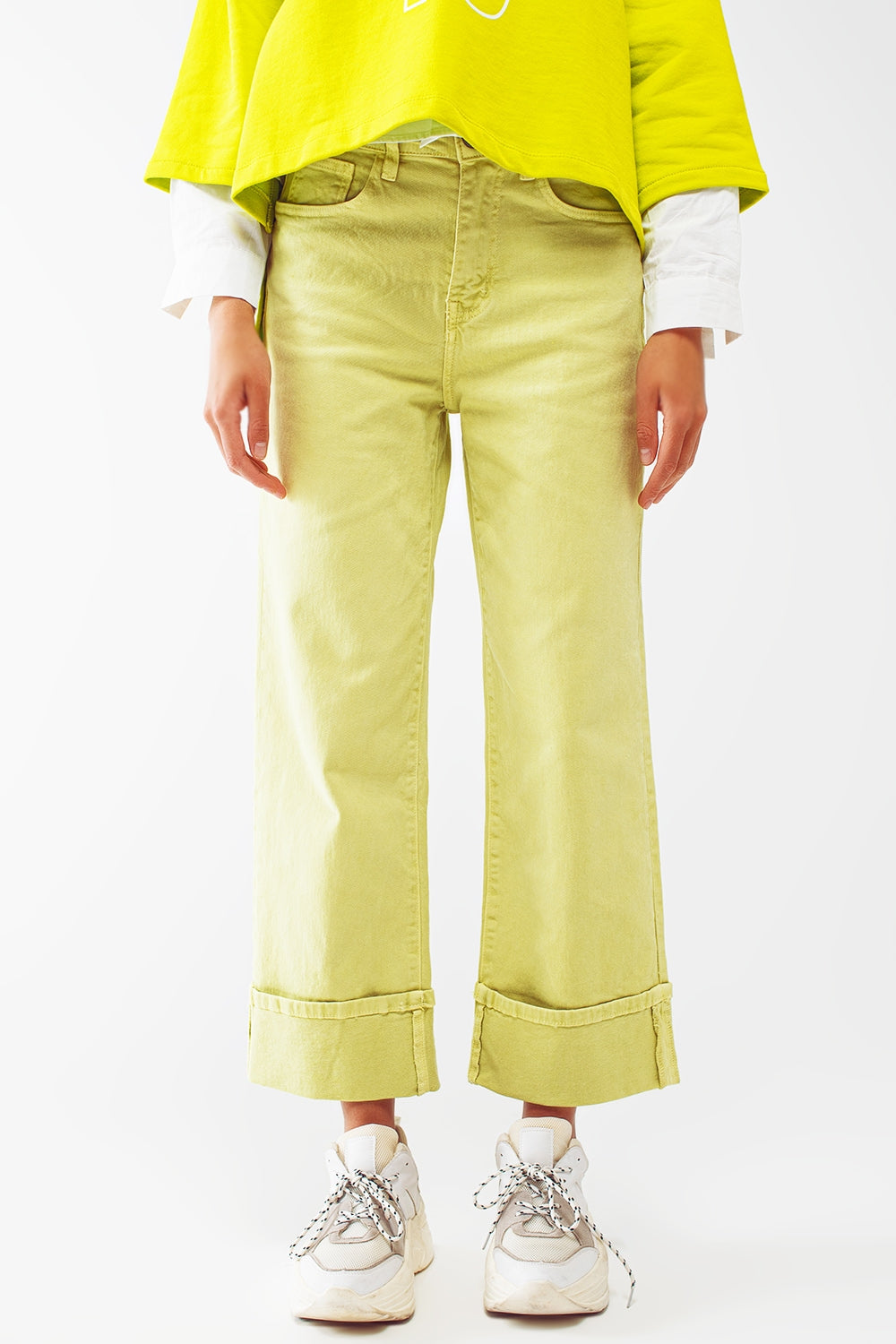 Calça jeans de perna reta com bainha cropped em verde limão
