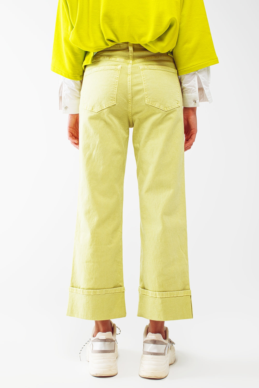Calça jeans de perna reta com bainha cropped em verde limão