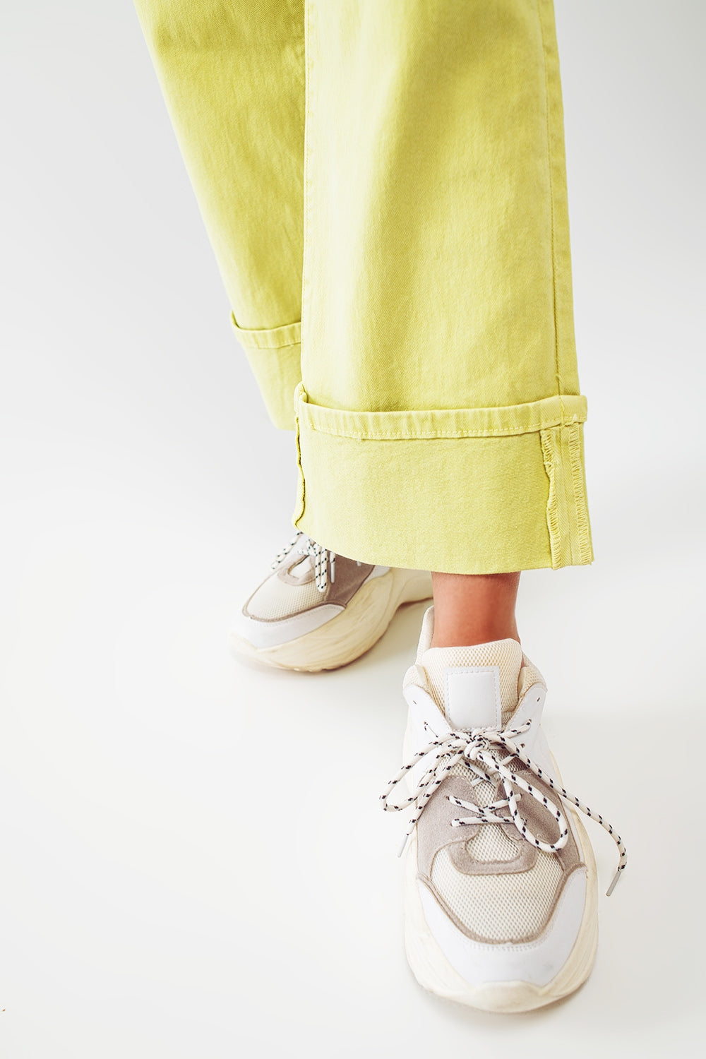 Calça jeans de perna reta com bainha cropped em verde limão