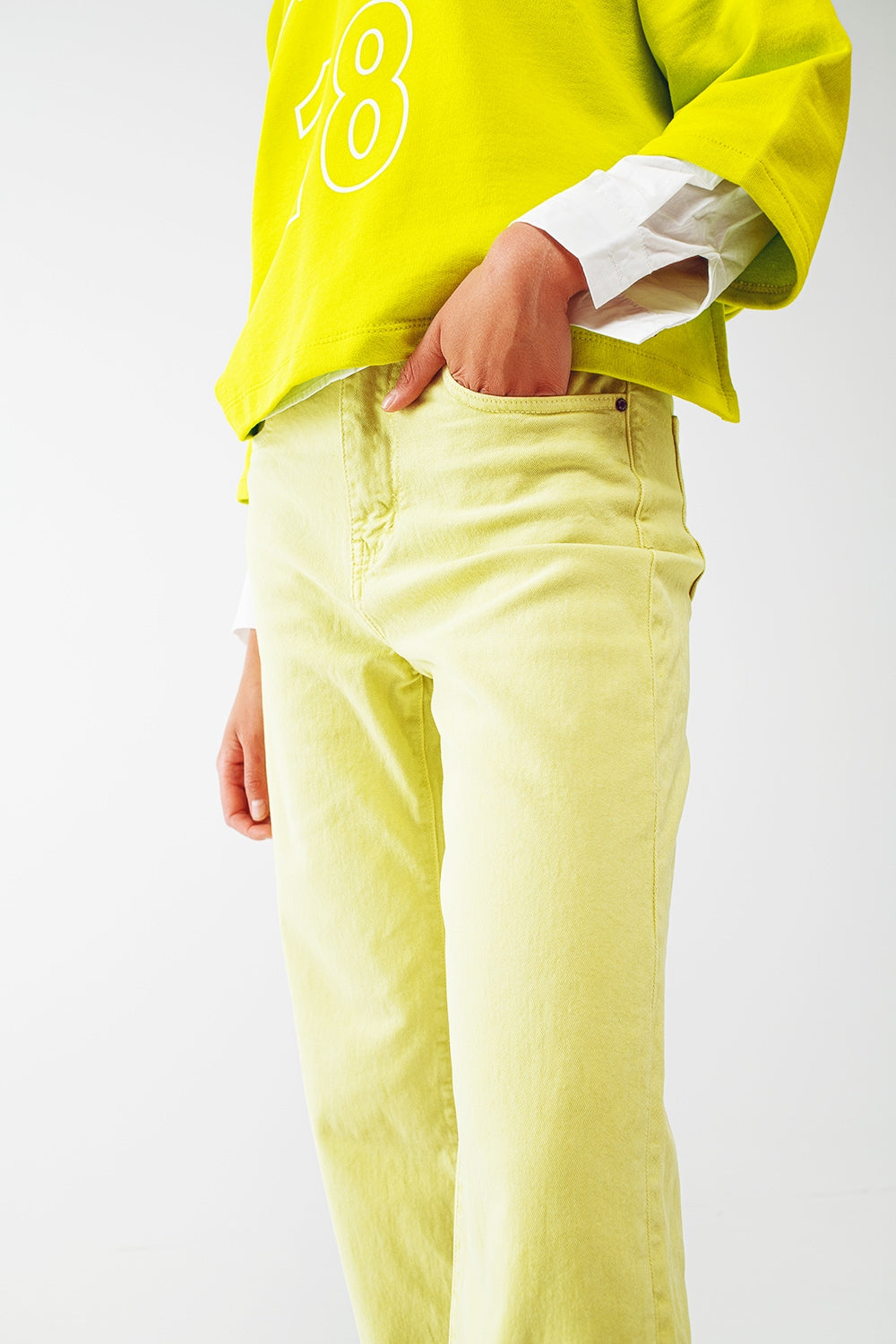 Calça jeans de perna reta com bainha cropped em verde limão