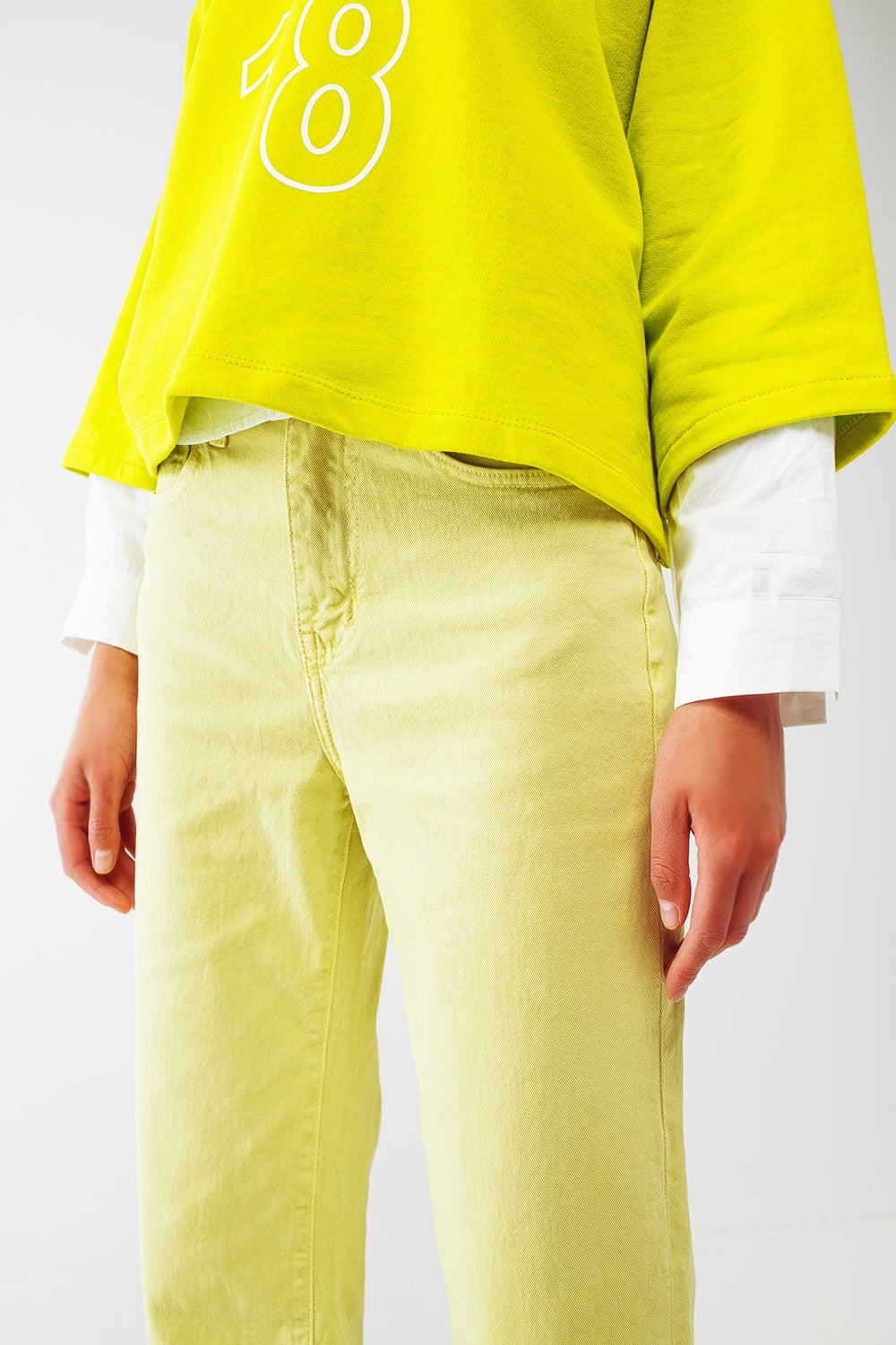 Calça jeans de perna reta com bainha cropped em verde limão