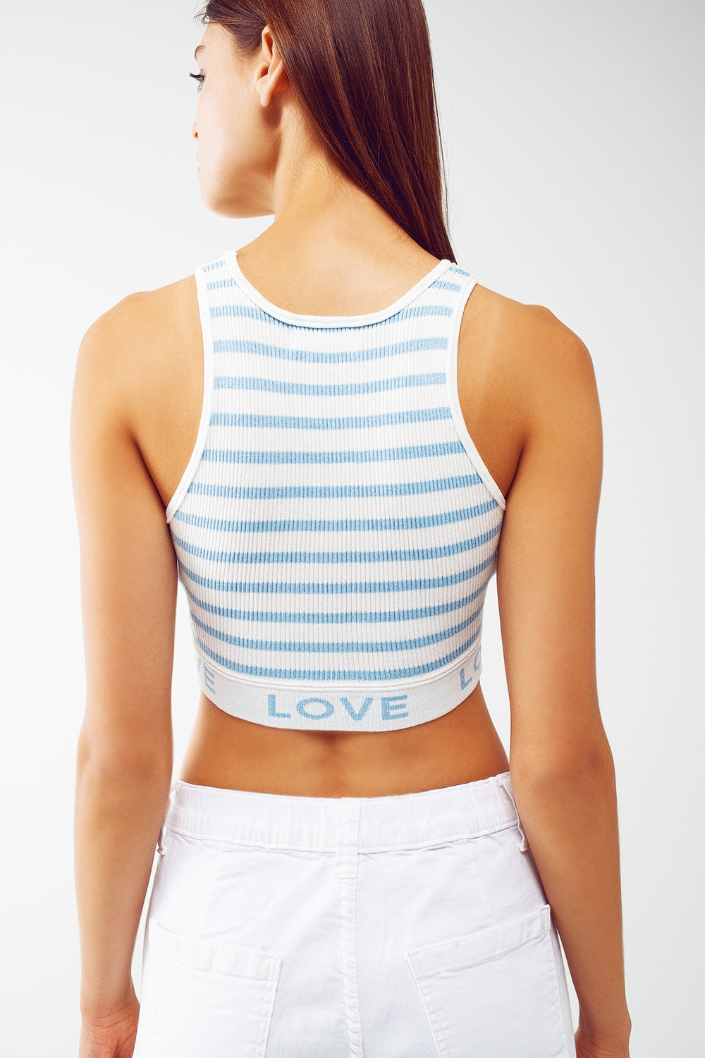 Top cropped listrado com texto Love em azul