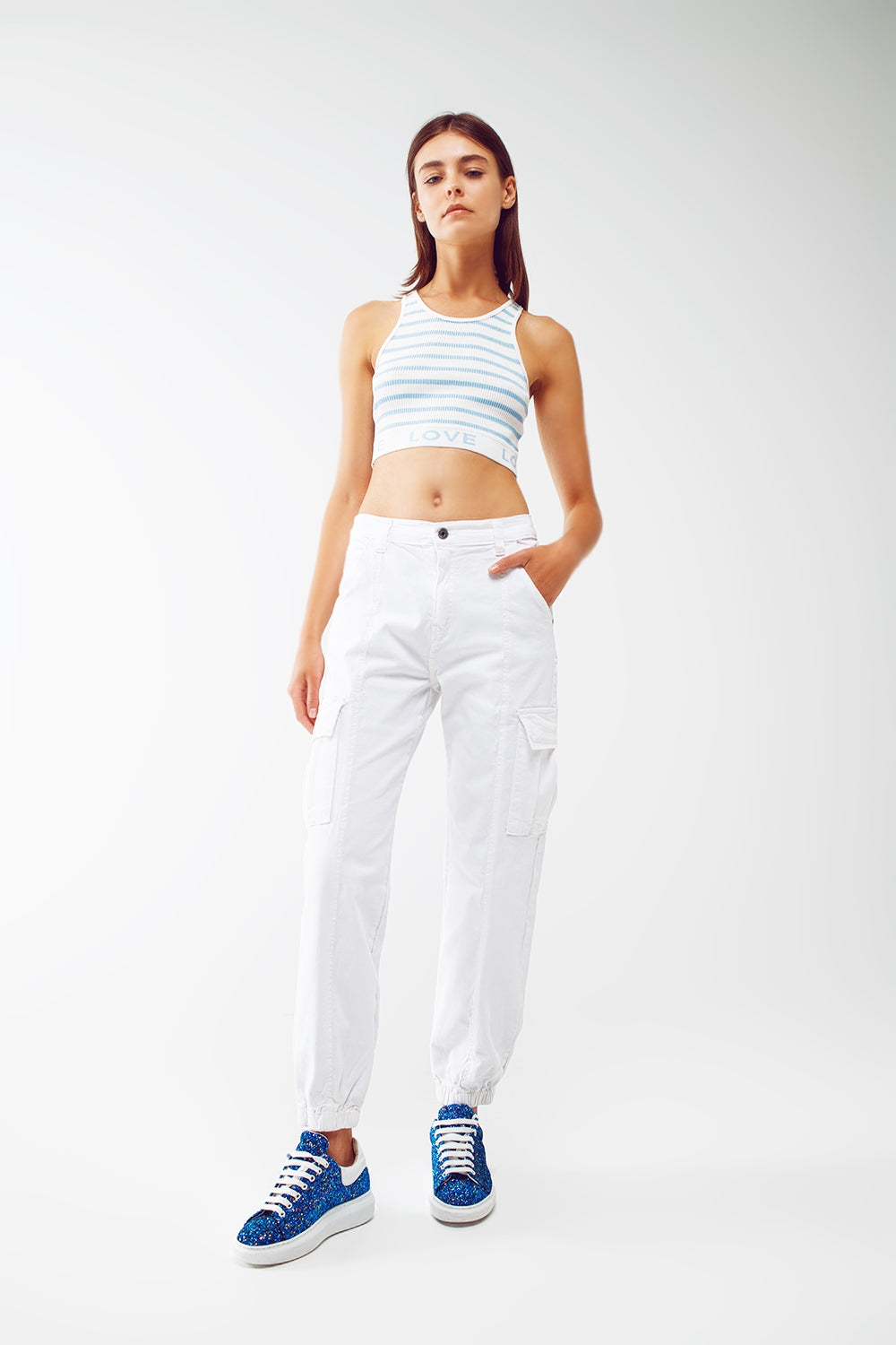 Top cropped listrado com texto Love em azul