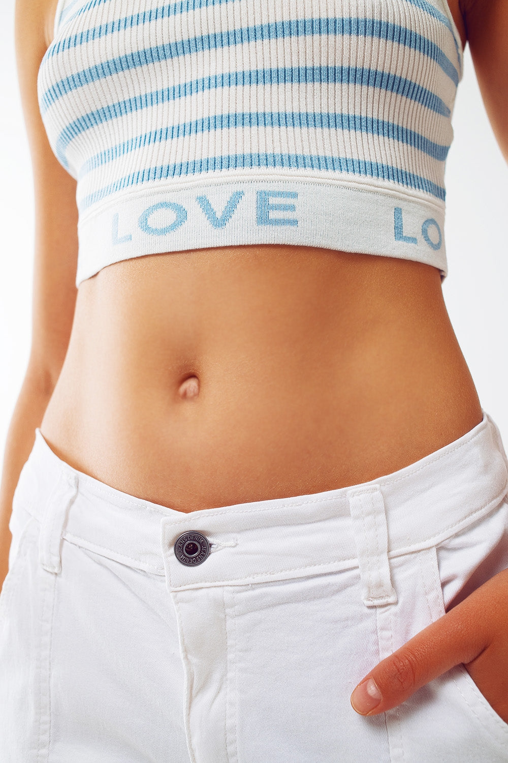 Top cropped listrado com texto Love em azul