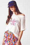 Camiseta de gola barco com texto Good Vibe em branco e rosa