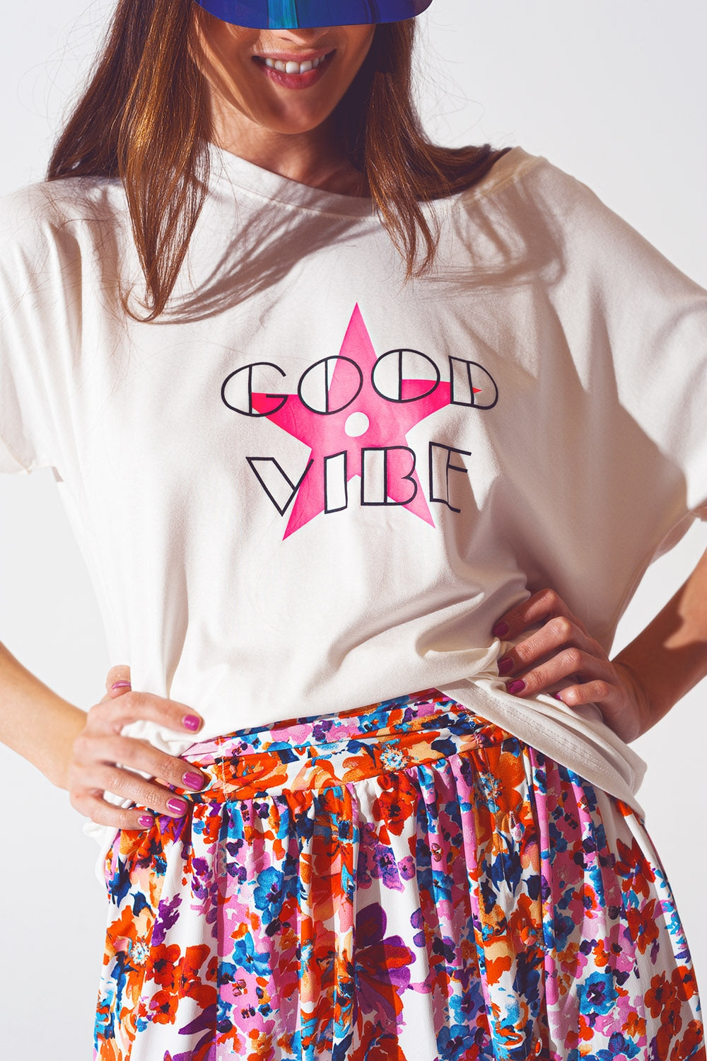 Camiseta de gola barco com texto Good Vibe em branco e rosa