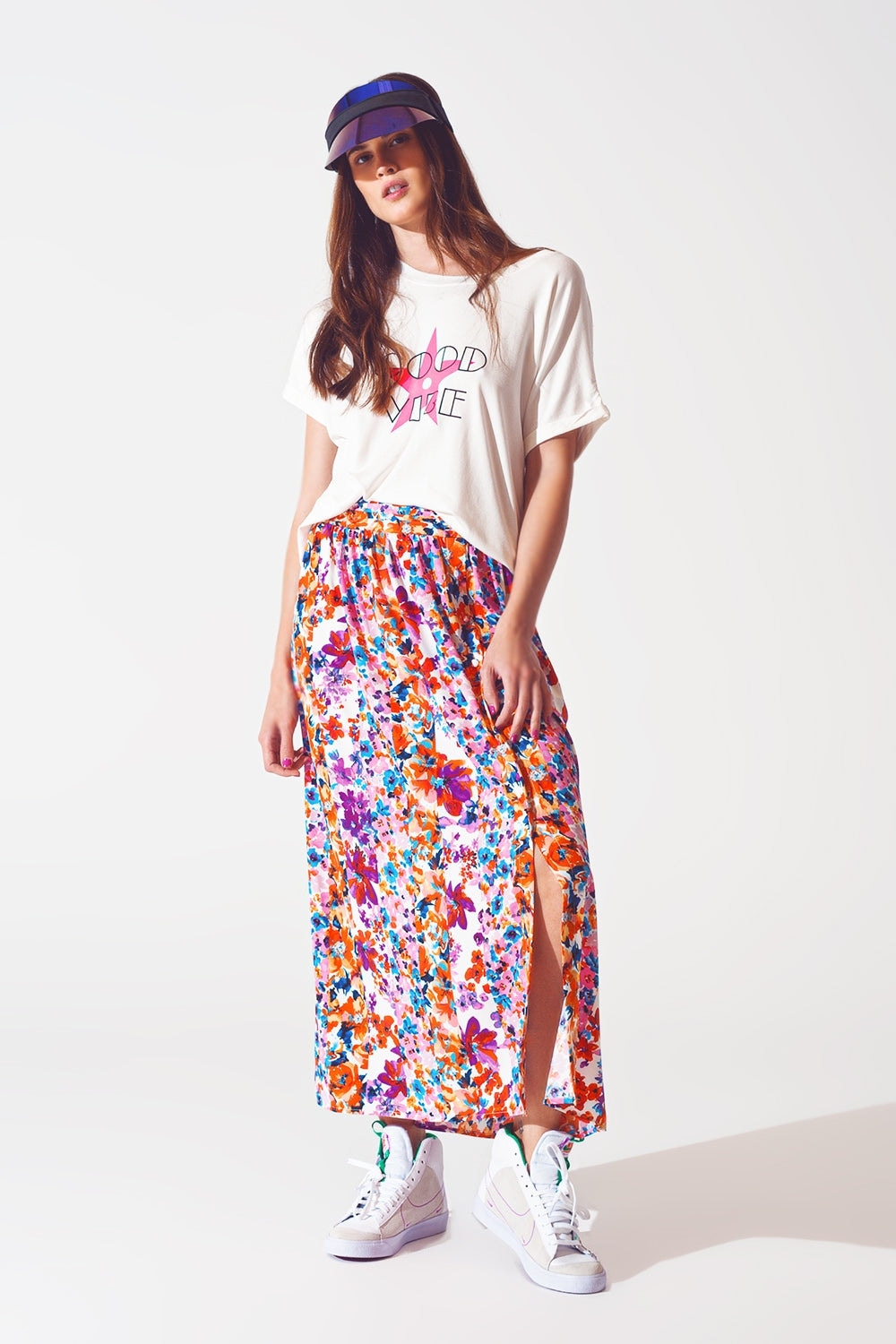 Camiseta de gola barco com texto Good Vibe em branco e rosa