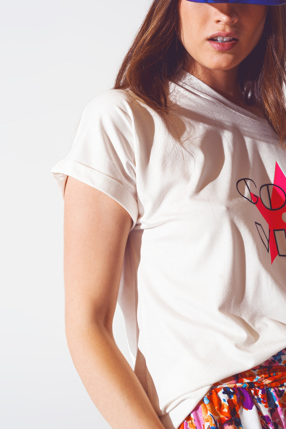 Camiseta de gola barco com texto Good Vibe em branco e rosa