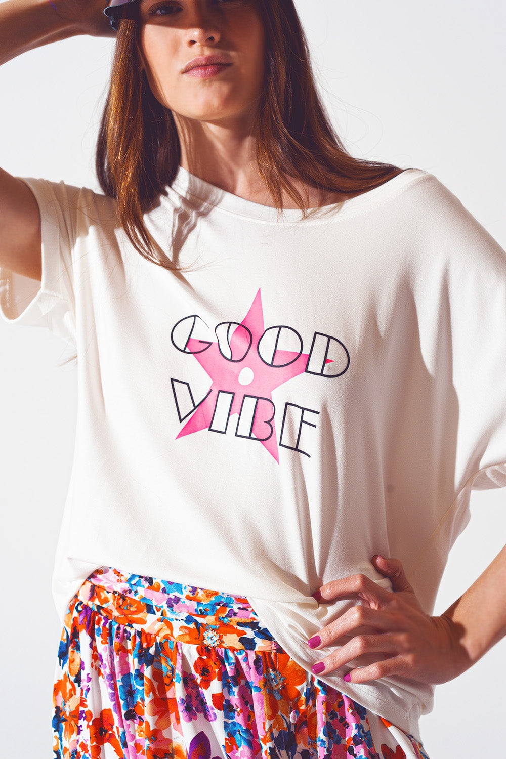Camiseta de gola barco com texto Good Vibe em branco e rosa