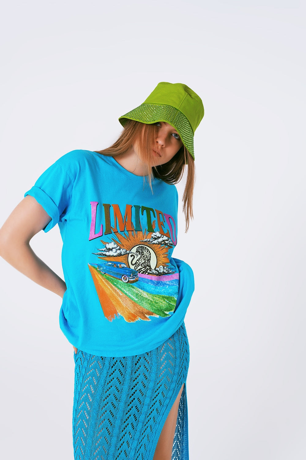 Camiseta com estampa gráfica limitada em azul