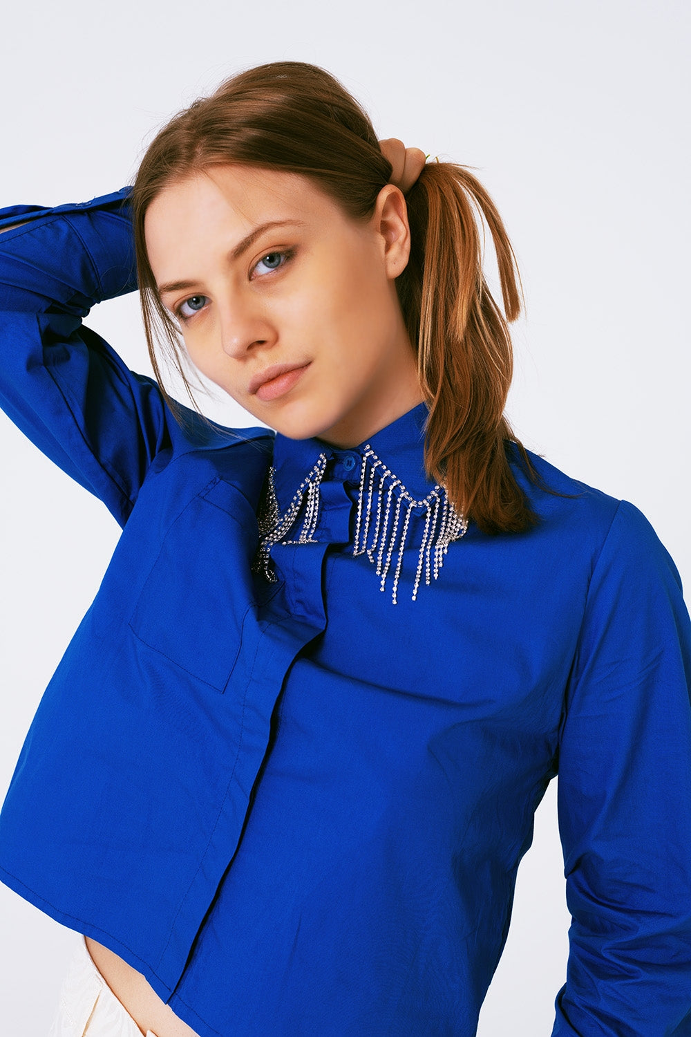 Camisa com colarinho de franjas e strass em azul