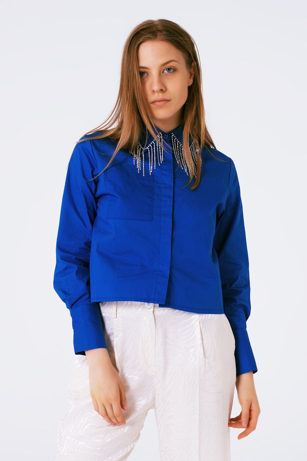 Camisa com colarinho de franjas e strass em azul