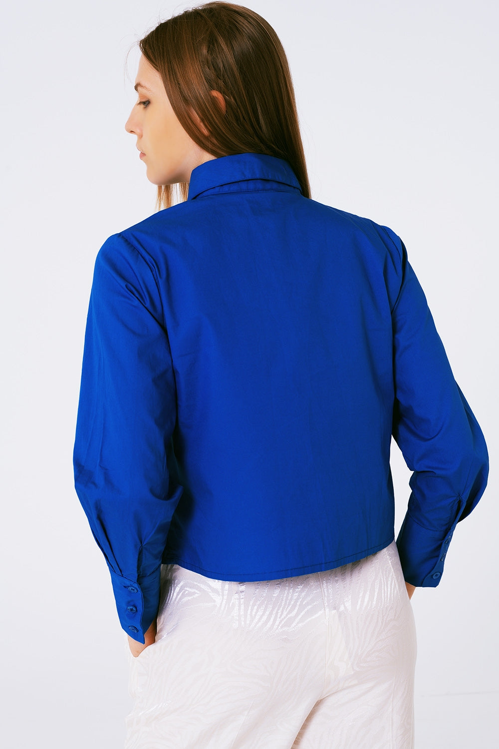Camisa com colarinho de franjas e strass em azul