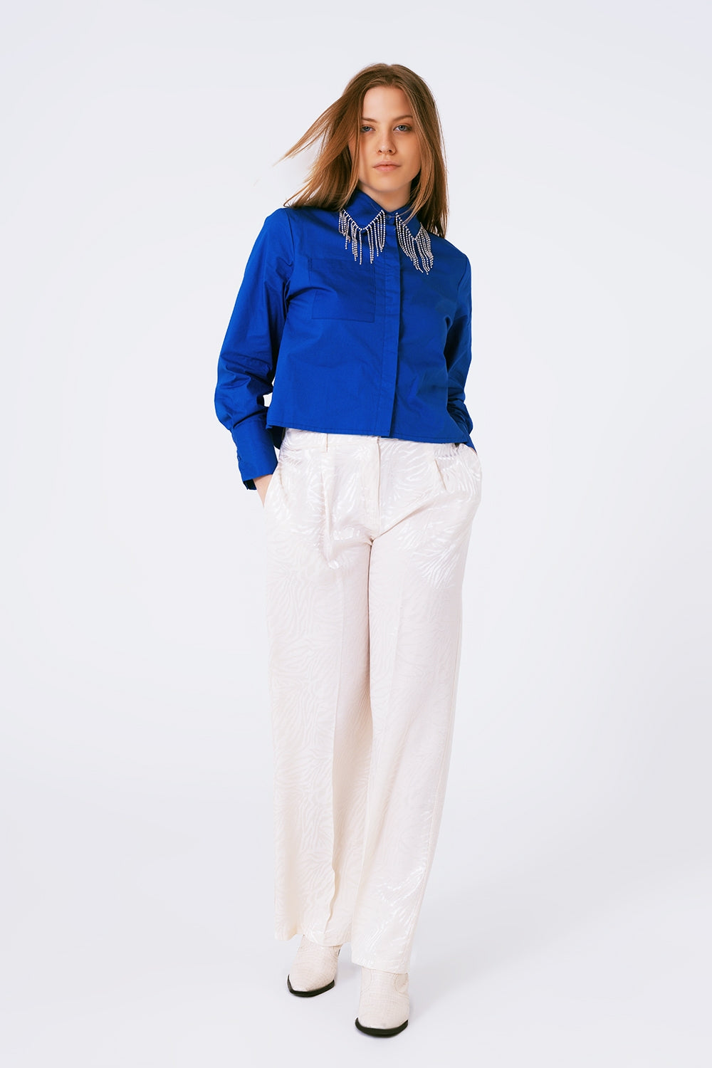 Camisa com colarinho de franjas e strass em azul