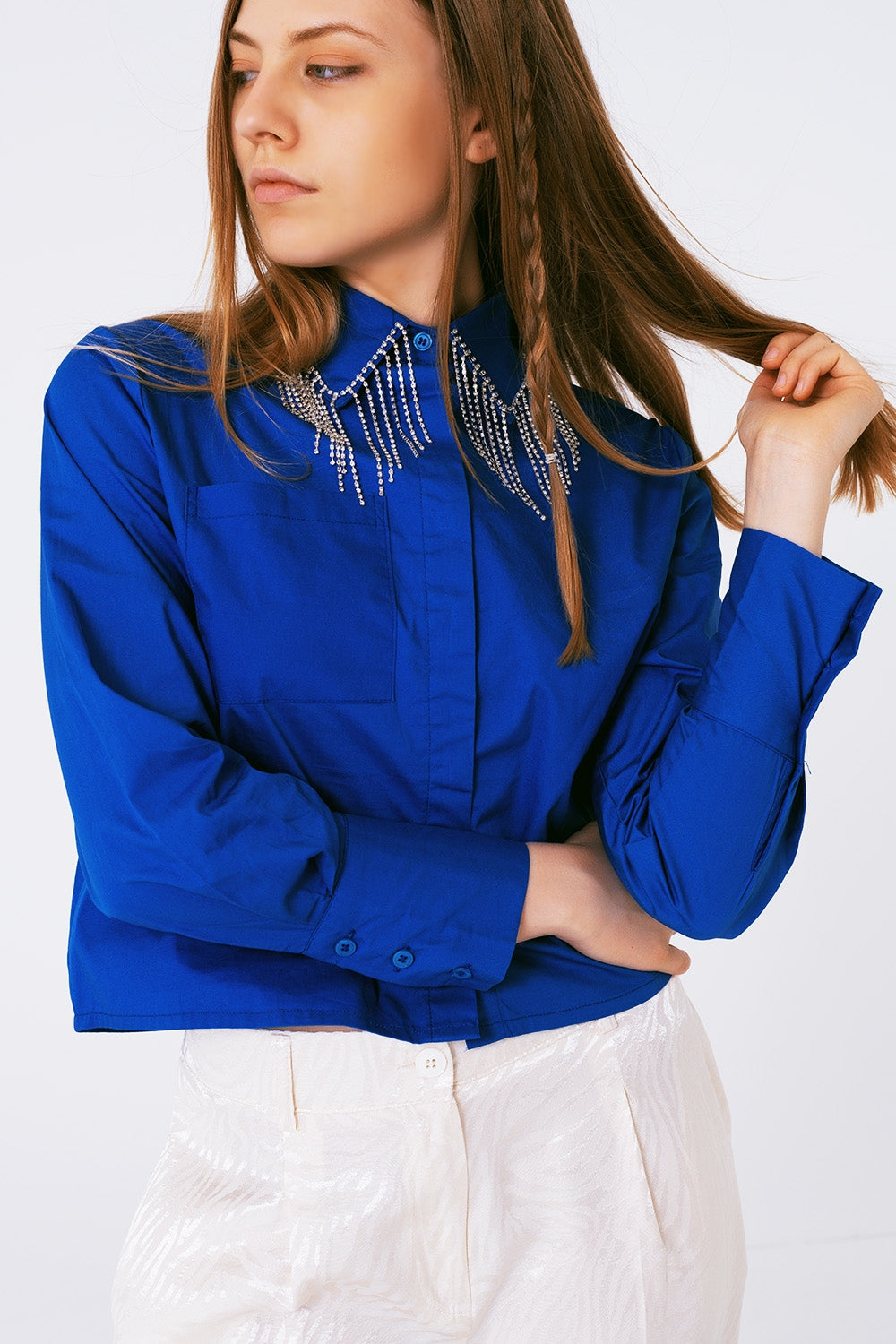 Camisa com colarinho de franjas e strass em azul