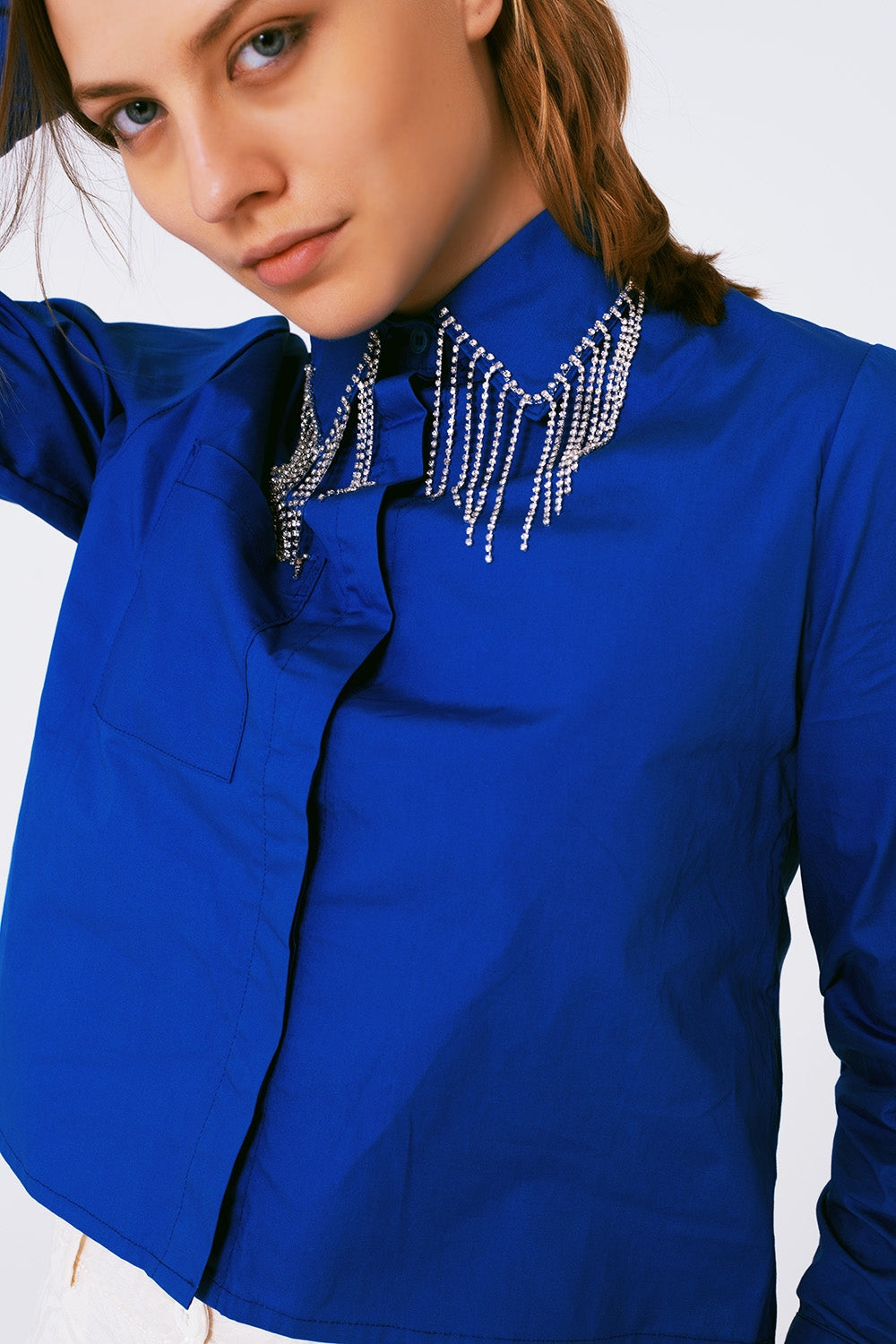 Camisa com colarinho de franjas e strass em azul