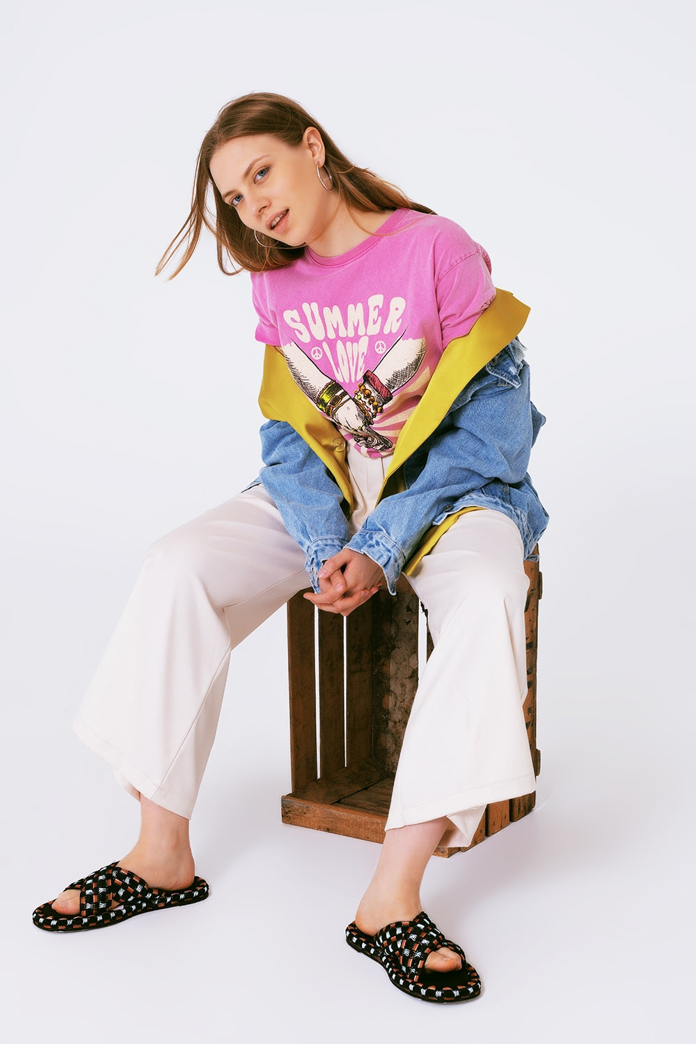 Camiseta com estampa gráfica e o texto Summer Love em rosa