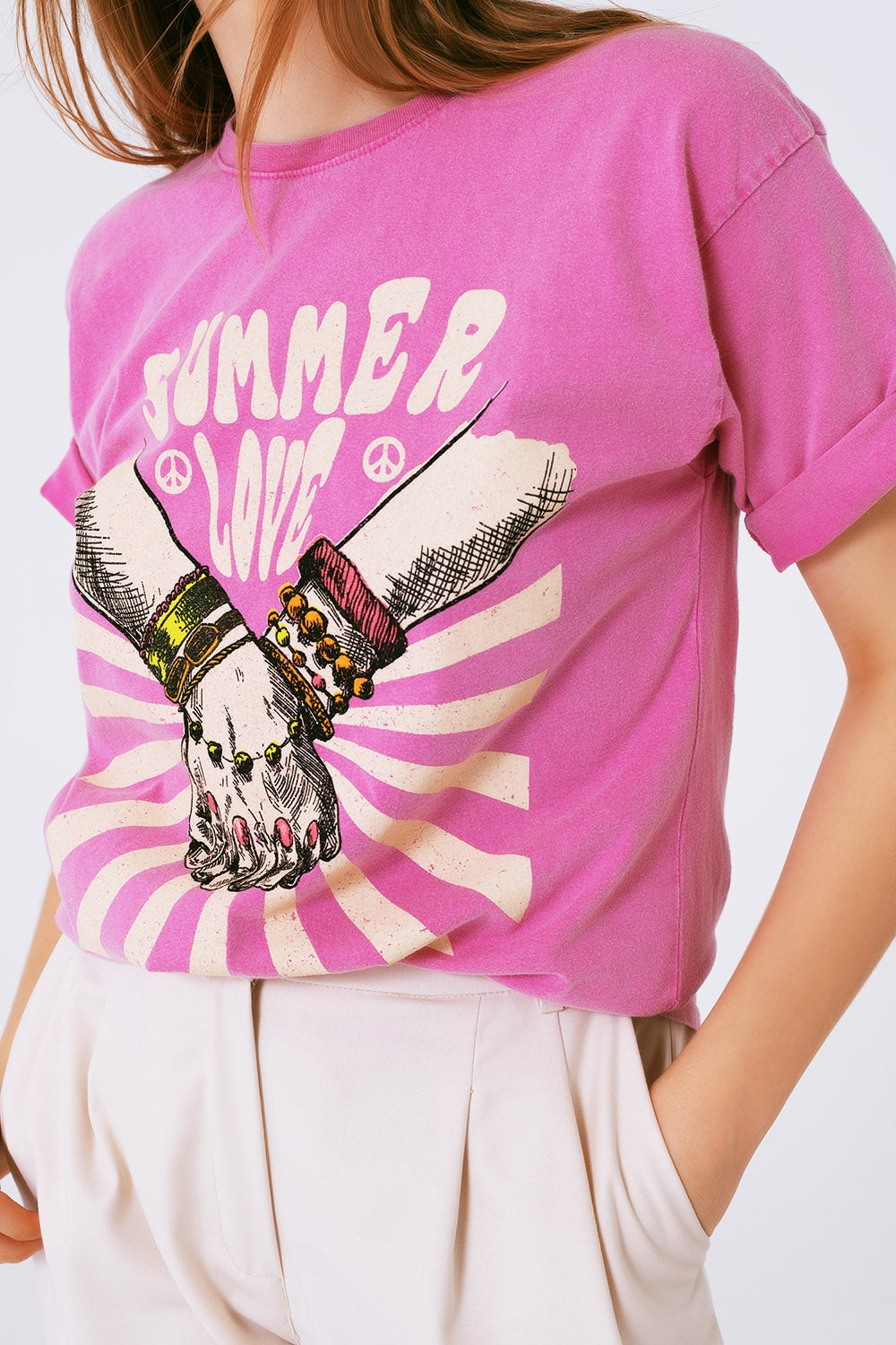 Camiseta com estampa gráfica e o texto Summer Love em rosa