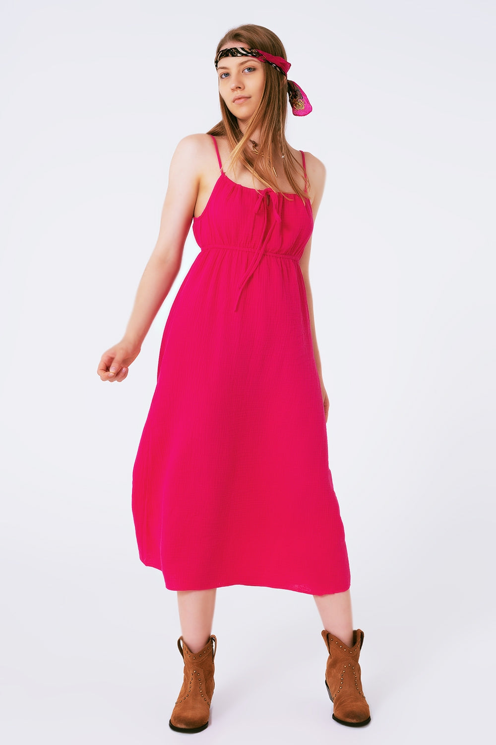 Vestido longo de verão fúcsia com alças e cintura franzida
