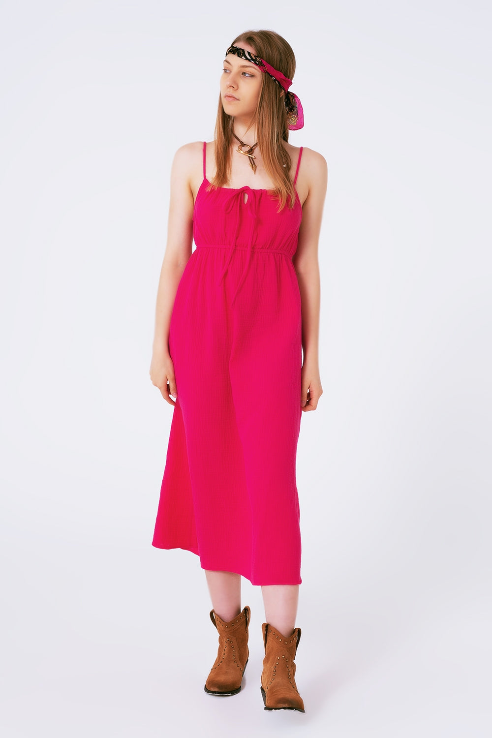 Vestido longo de verão fúcsia com alças e cintura franzida