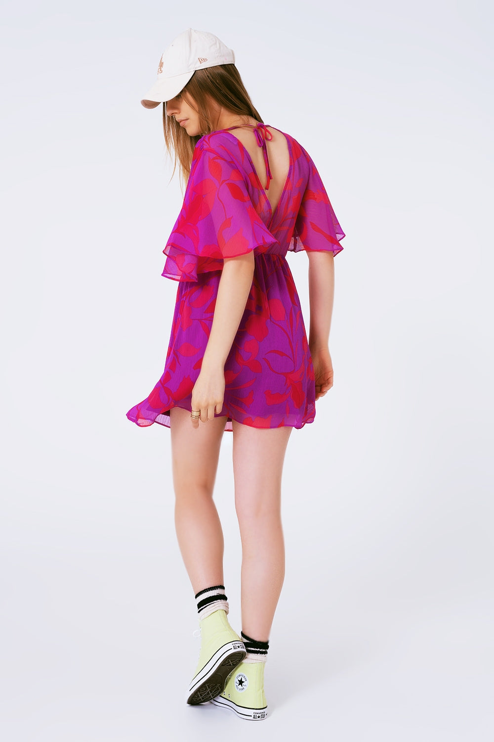 Minivestido floral manga curta em chiffon com decote em V