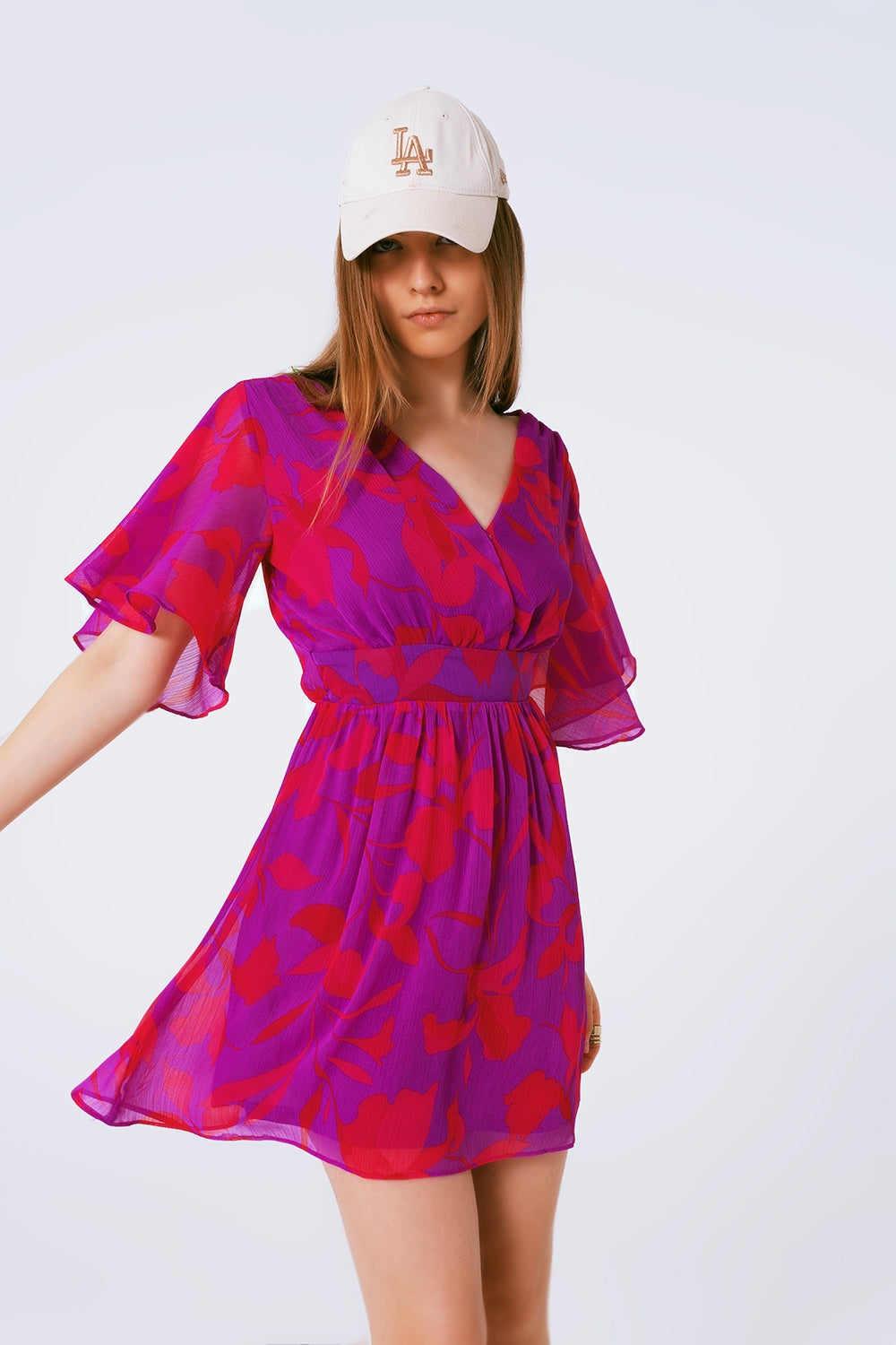 Minivestido floral manga curta em chiffon com decote em V