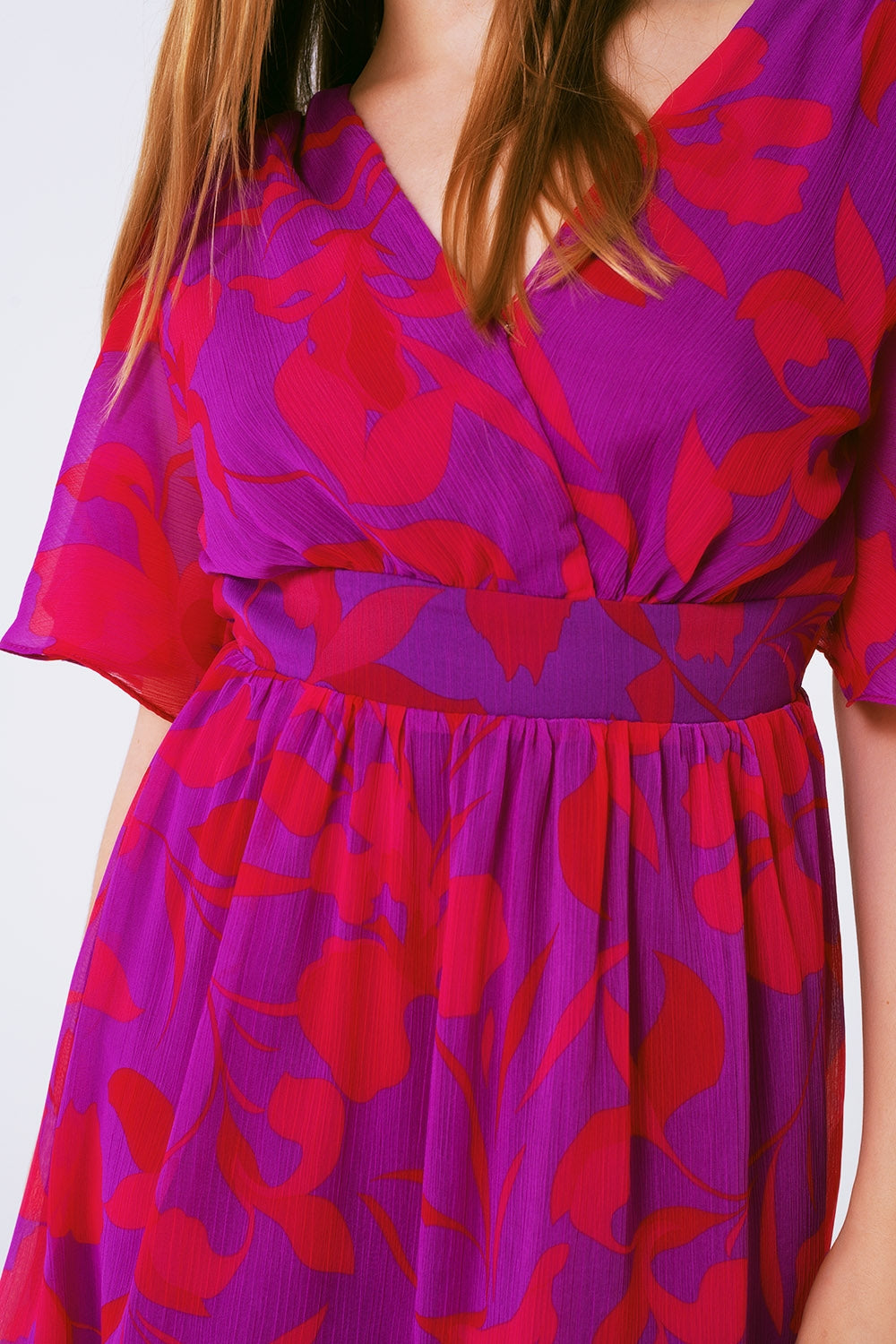 Minivestido floral manga curta em chiffon com decote em V
