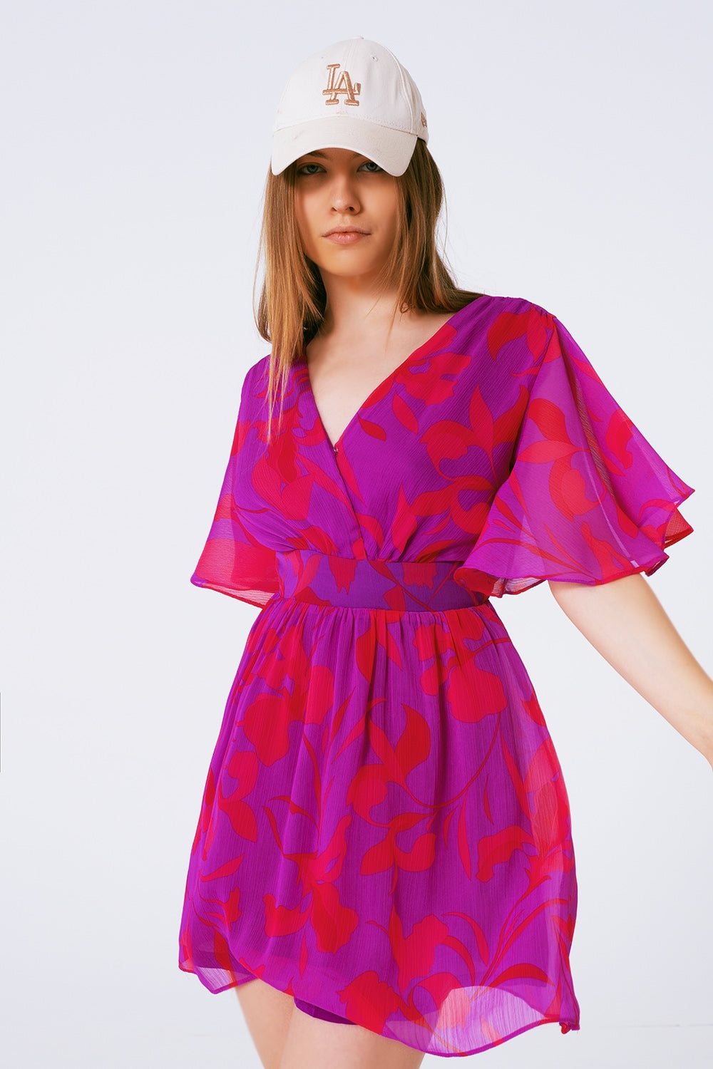Minivestido floral manga curta em chiffon com decote em V