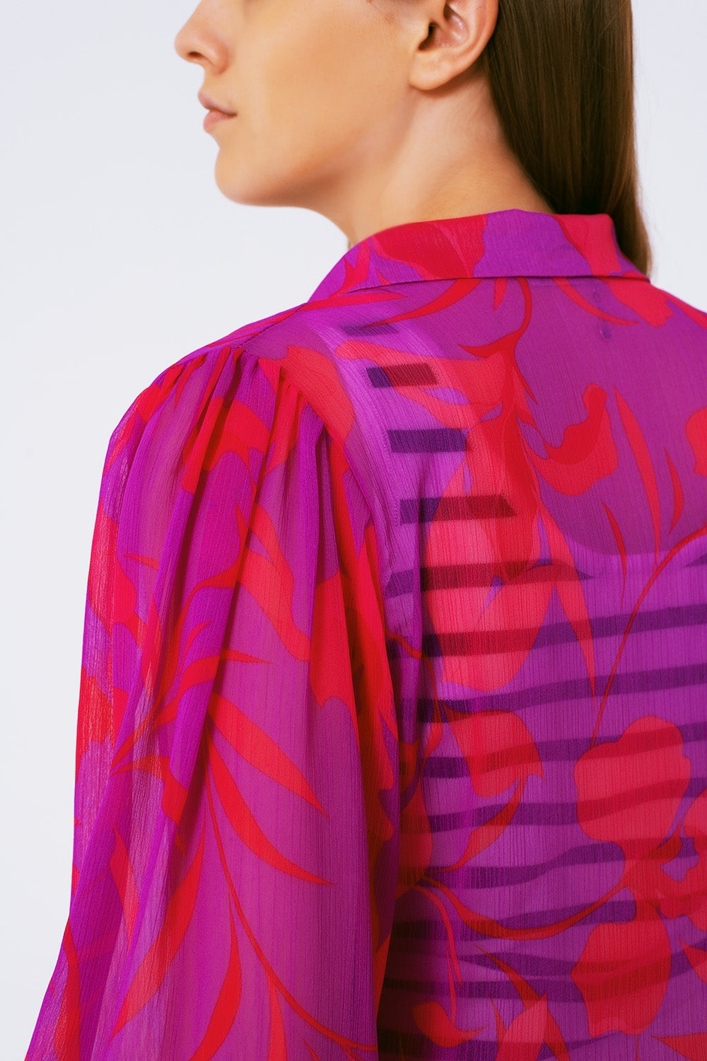 blusa de chiffon com estampa floral fúcsia