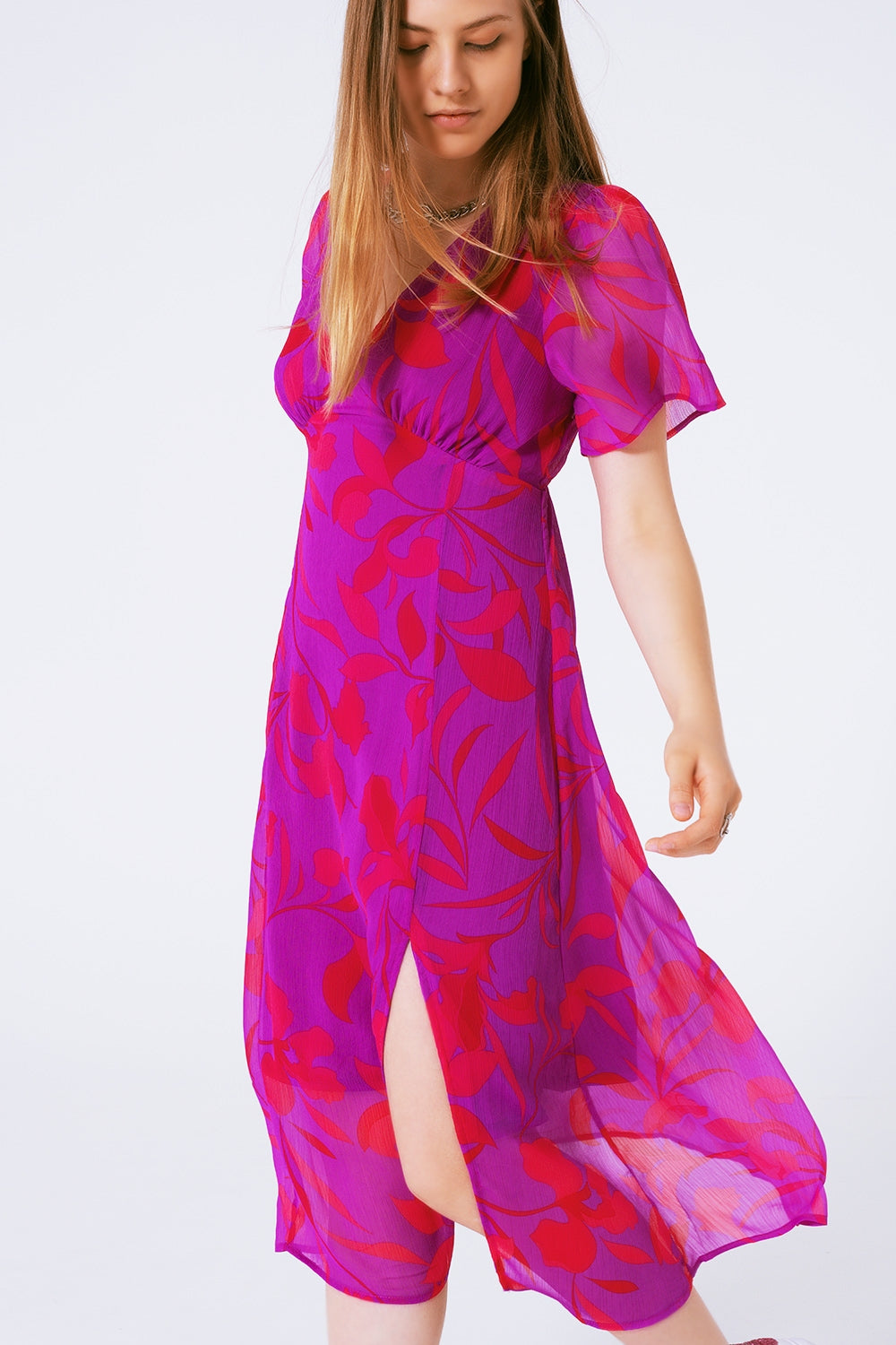 Maxivestido floral manga curta em chiffon com decote em V