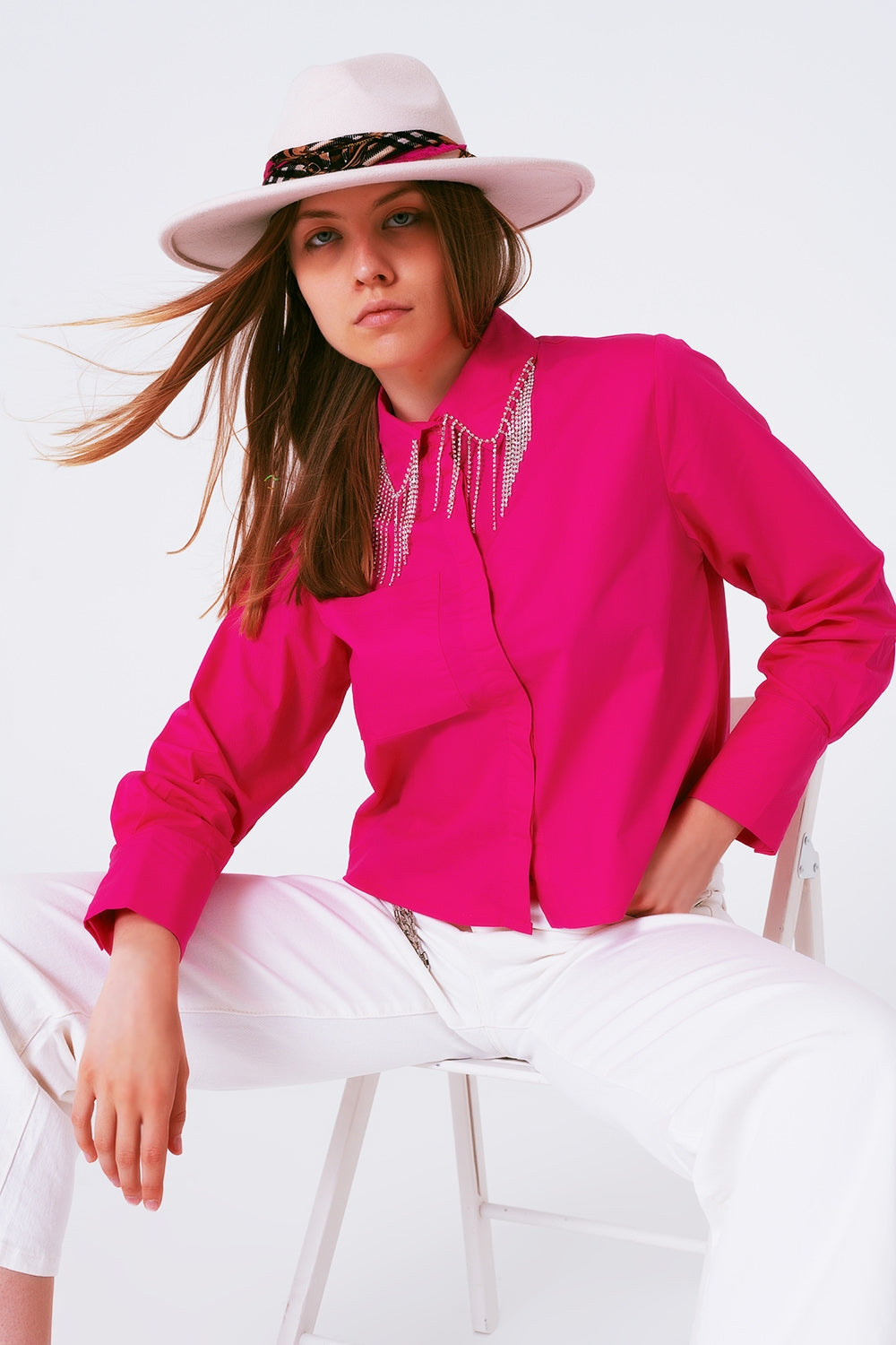 Camisa com colarinho de franjas e strass em fuxia