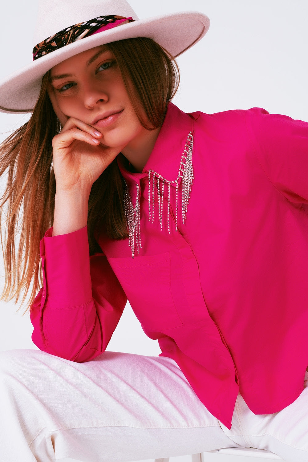 Camisa com colarinho de franjas e strass em fuxia