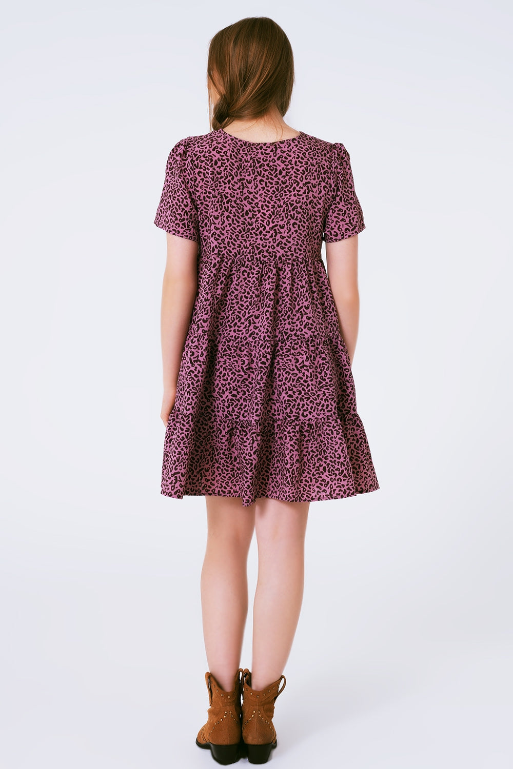 Vestido estilo baby doll de manga curta com detalhe no pescoço em estampa de leopardo roxo