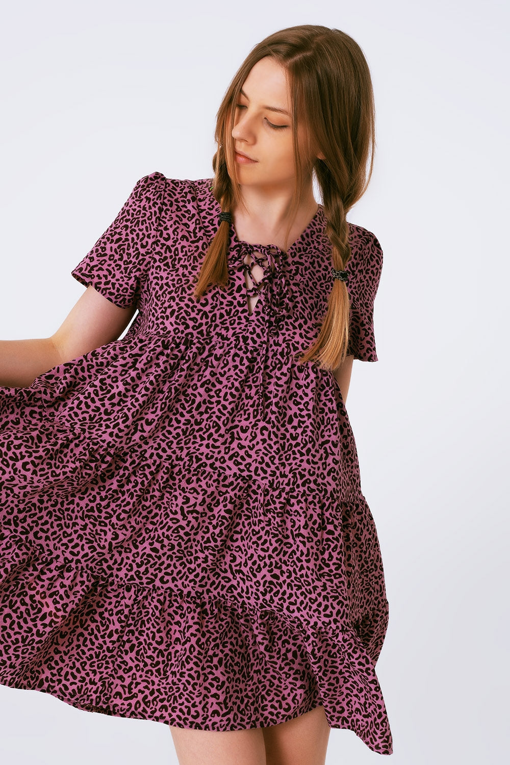 Vestido estilo baby doll de manga curta com detalhe no pescoço em estampa de leopardo roxo