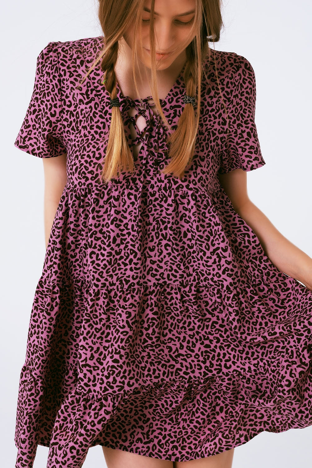 Vestido estilo baby doll de manga curta com detalhe no pescoço em estampa de leopardo roxo