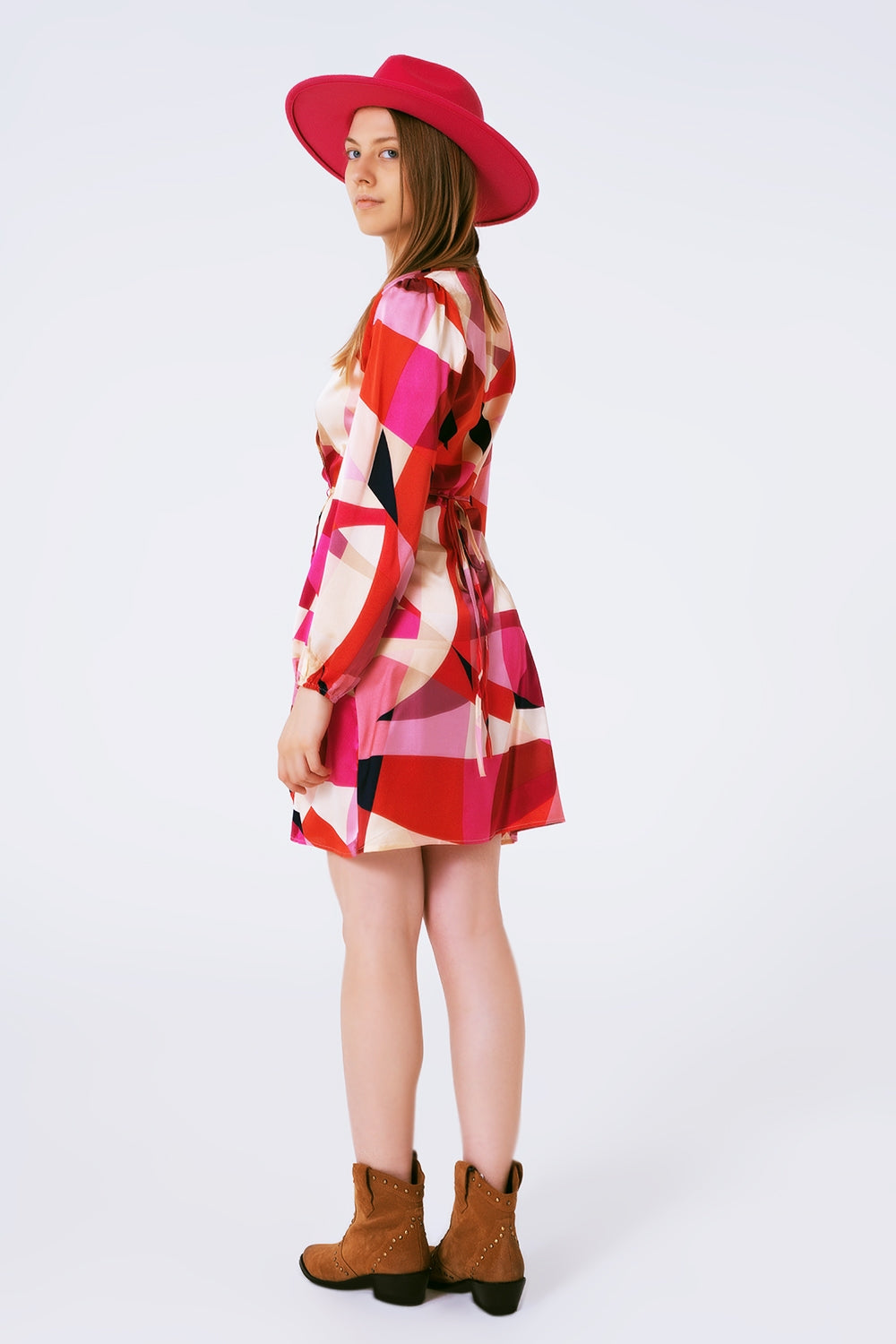 Vestido curto transpassado com estampa abstrata em fucsia
